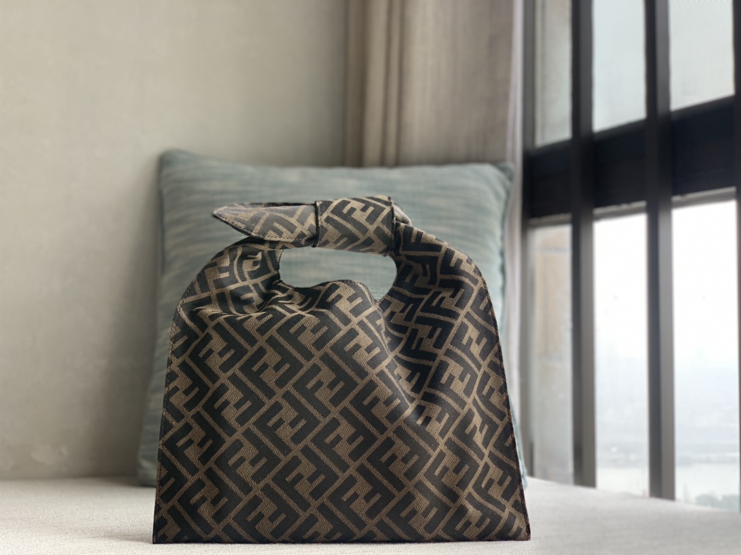 Fendi's latest presbyopic lunch bag is a cute little handbag that has attracted much attention on the catwalk. I love the seemingly random little