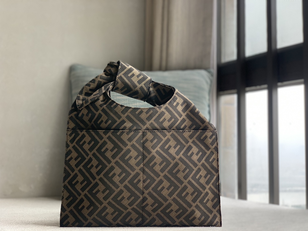 Fendi's latest presbyopic lunch bag is a cute little handbag that has attracted much attention on the catwalk. I love the seemingly random little
