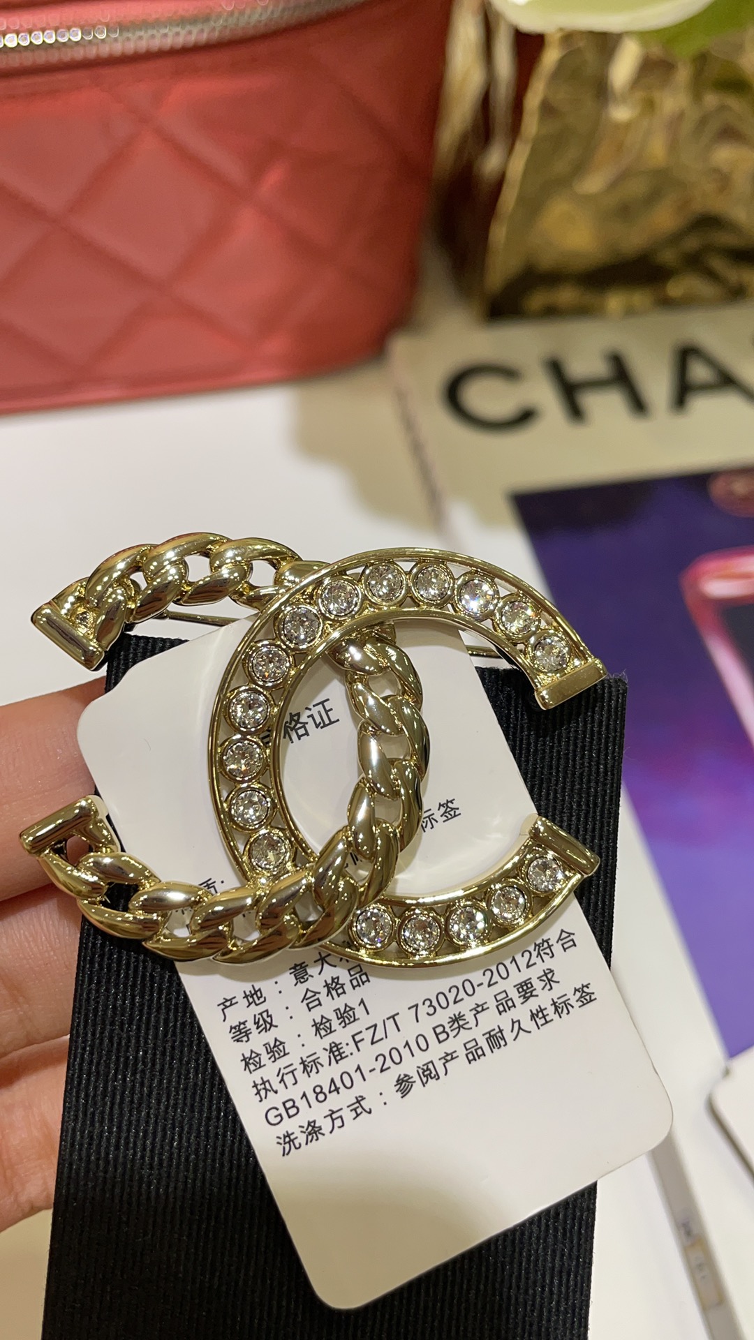 NO:635194,88190 Versatile style arrived today 24 new light gold hollow chain and rhinestone double C brooch Light gold chain element double C is full of coolness Spliced ​​rhinestone design blingbling super flash Looks good with coats and jackets Same style for men and women Z version customization Same brass material Swarovski diamonds, jackets & coats, brooch, breastpin, Cardia high-end jewelry1986090988190 今日到货百搭款式 24新款浅金色镂空链条拼水钻双C胸针 浅金色链条元素双C酷飒感十足 拼接水钻设计blingbling的超级闪 简单搭配大衣外套都好看 男女同款 z版定制 一致黄铜材质 施华洛钻,,jackets & coats,brooch，breastpin,卡迪亚高端饰品,Jewelry