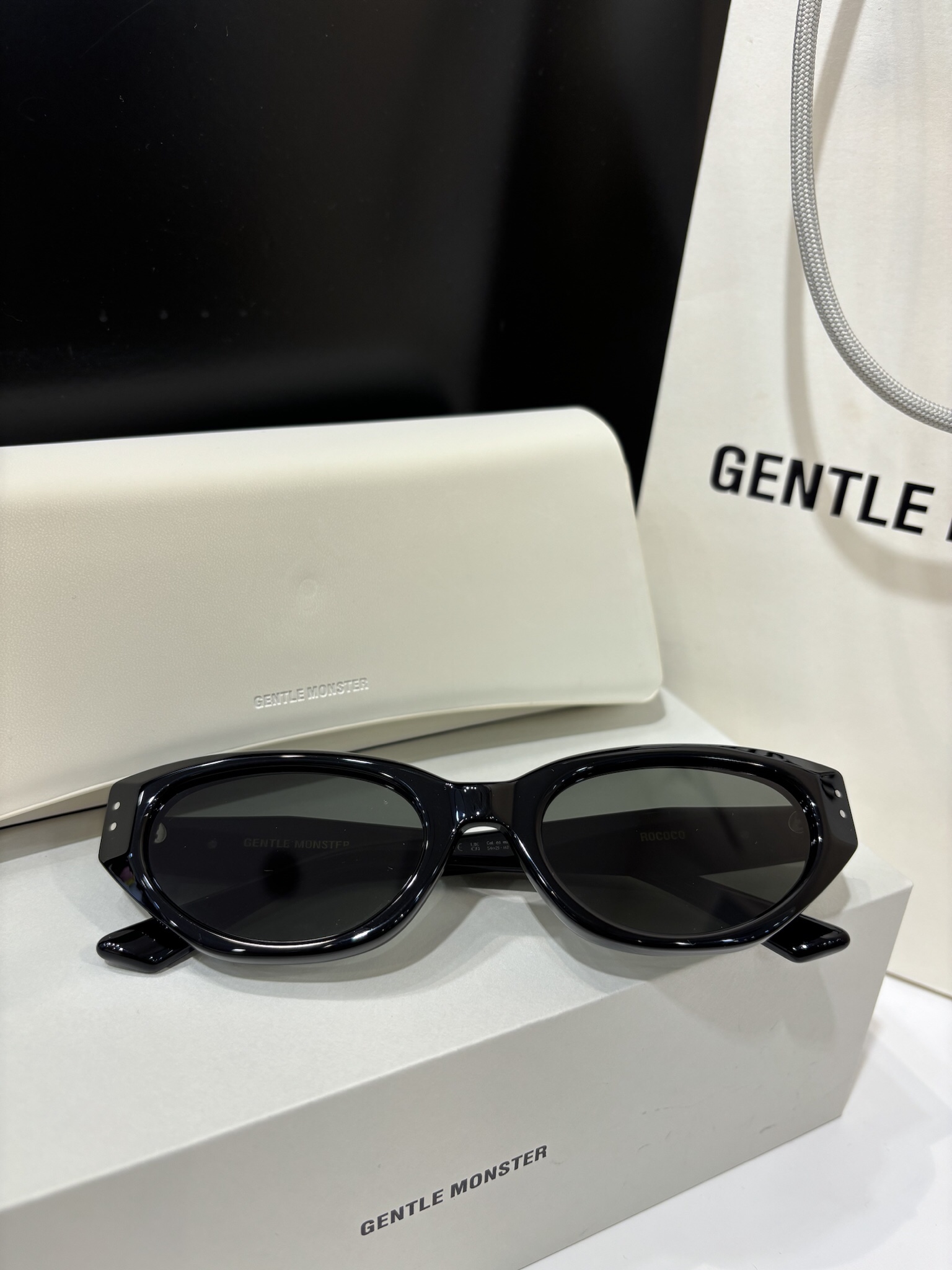 NO:635161,GM-rococo has finally arrived at the ZP level. The texture is full of finesse, smooth, and the lenses are clear. Many celebrities have the same style. This is a must-have sunglass. It is full of fashion and can be worn by both men and women.,, Cardia high-end jewelry19860909GM-rococo 终于等到货zp级别 质感十足细腻光滑镜片清晰 超多明星同款,一定要入的款太阳镜,戴上时髦感满满,男女都可以佩戴.,,卡迪亚高端饰品,Jewelry