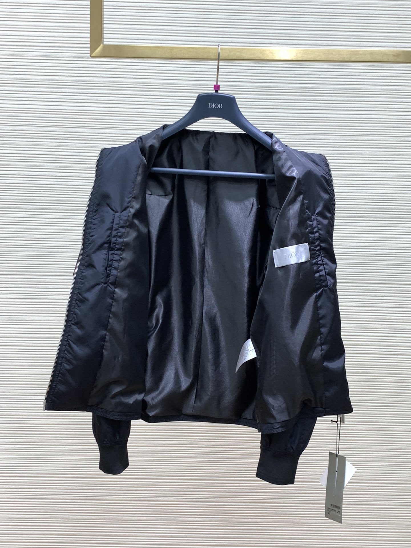DIOR 迪奥黑色科技面料小蜜蜂标识夹克外套,官网同步在售,售价36,000,简约大气时尚单品。
这款