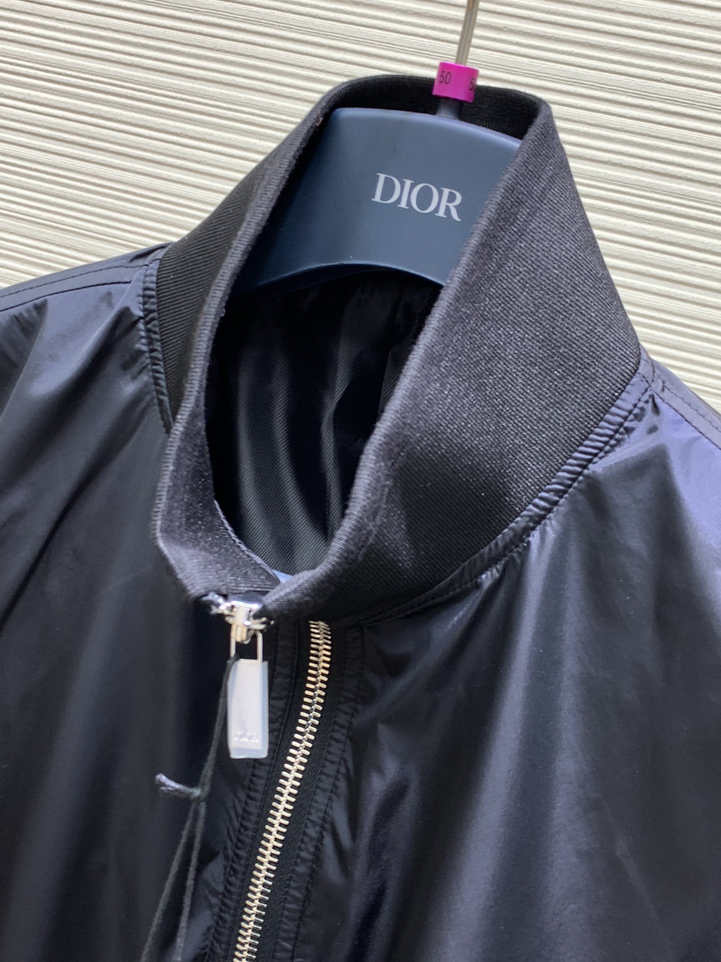 DIOR 迪奥黑色科技面料小蜜蜂标识夹克外套,官网同步在售,售价36,000,简约大气时尚单品。
这款