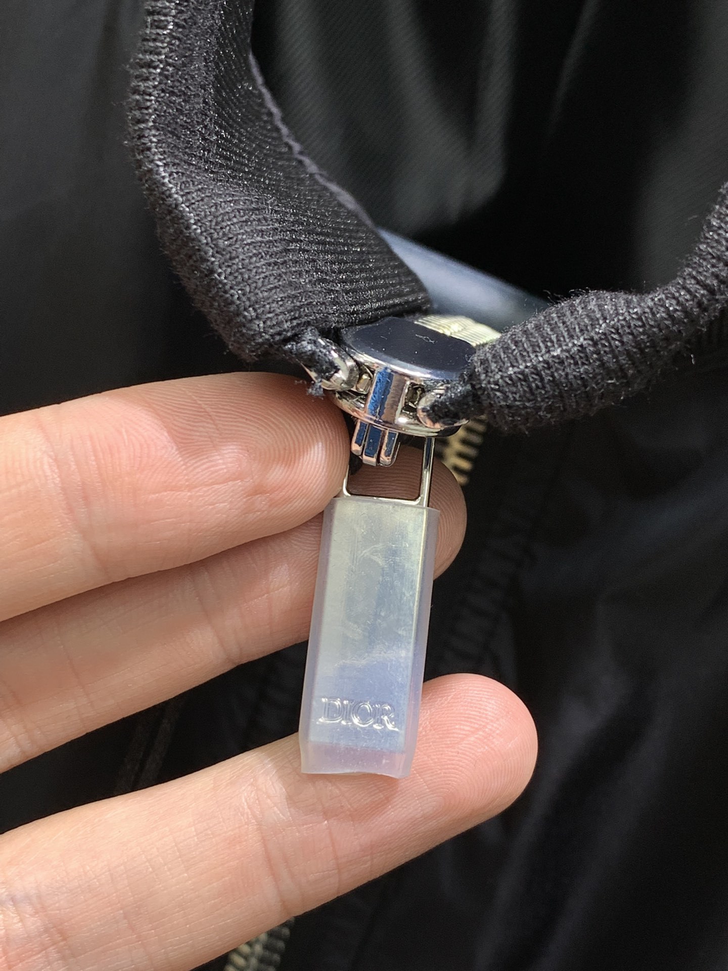 DIOR 迪奥黑色科技面料小蜜蜂标识夹克外套,官网同步在售,售价36,000,简约大气时尚单品。
这款