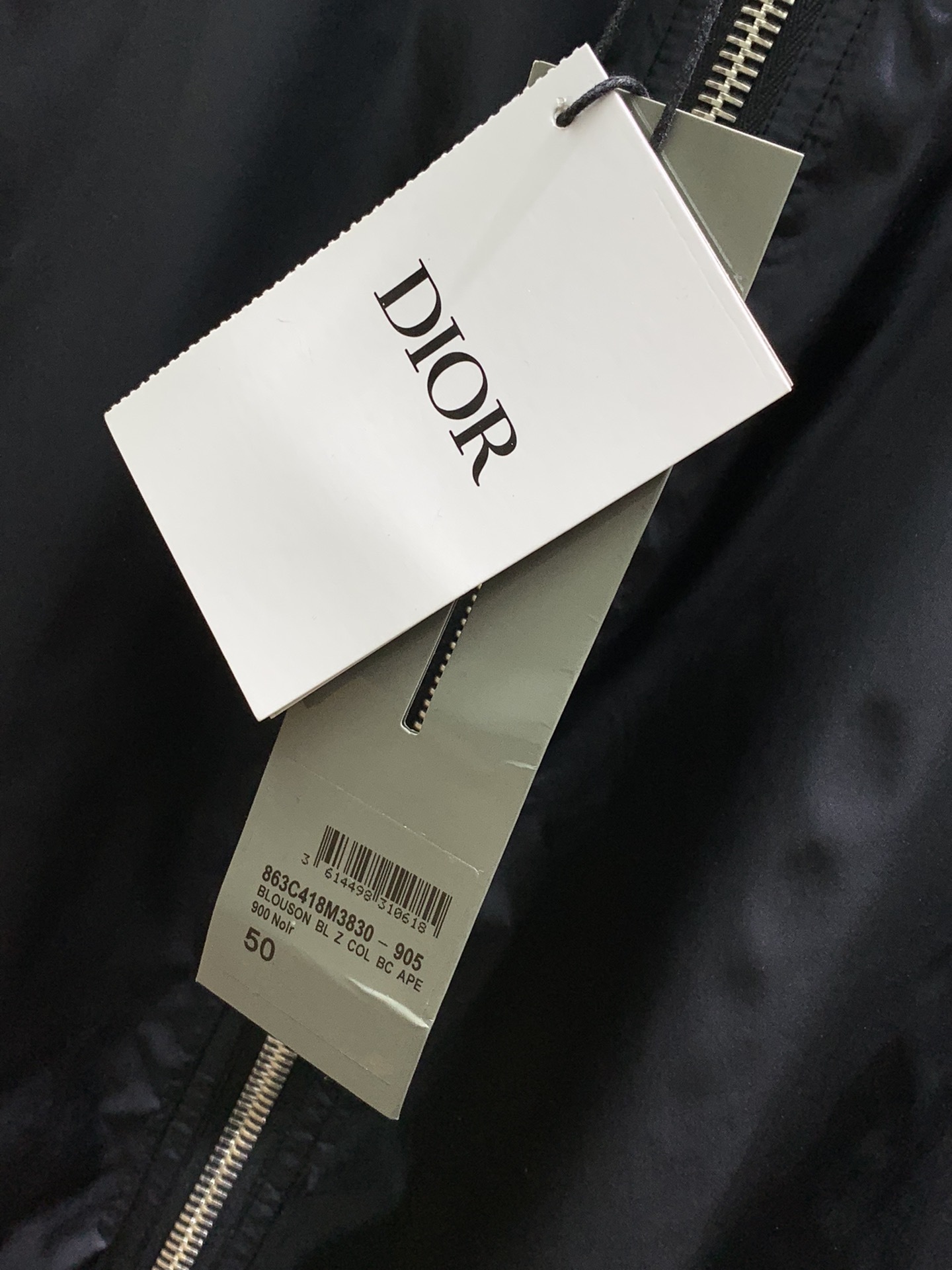 DIOR 迪奥黑色科技面料小蜜蜂标识夹克外套,官网同步在售,售价36,000,简约大气时尚单品。
这款