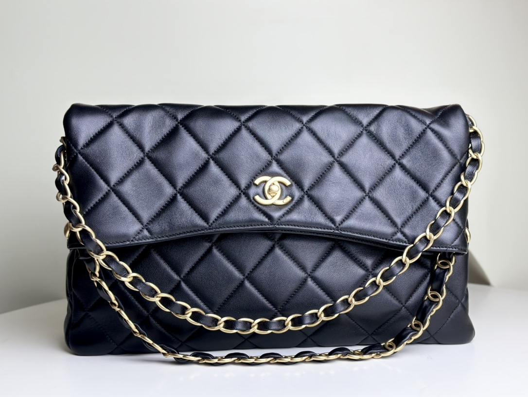 Xiaoxiangs version of 24 CHANEL 24P Hobo can be carried in a variety of ways. The lambskin is very light and has a good capacity. Highly recommen