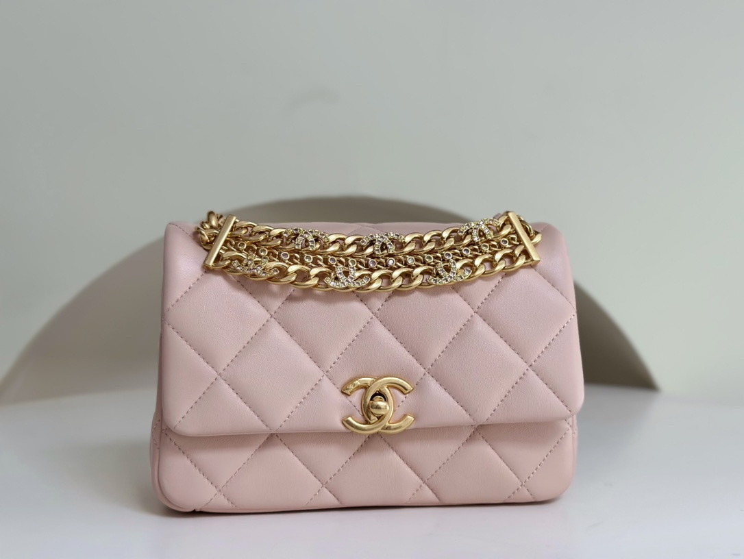 Rare matching version of CHANEL 24C super beautiful chain diamond bag. This real thing is really beautiful and can be packed easily. It is no pro