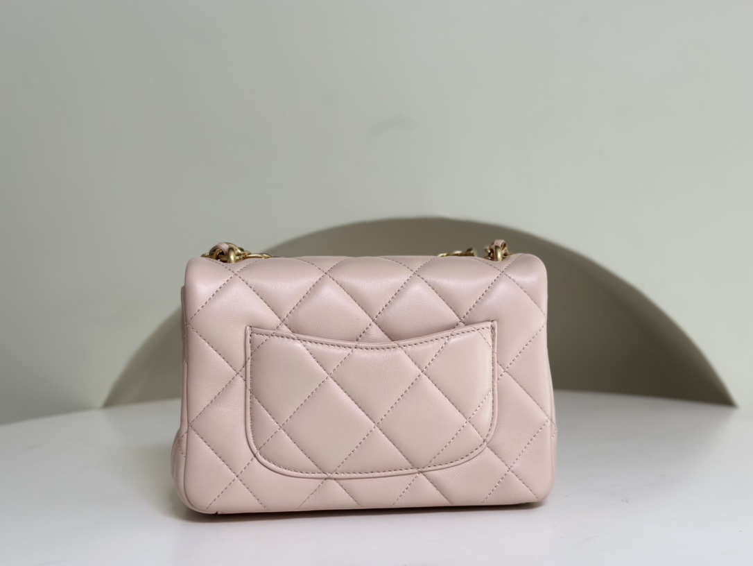 Rare matching version of CHANEL 24C super beautiful chain diamond bag. This real thing is really beautiful and can be packed easily. It is no pro