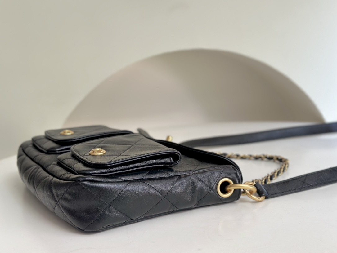 Chanel's rare pair of CHANEL 24P Italian calfskin Hobo messenger bag, small, retro yet effortlessly fashionable. Size: 19x24x5cm