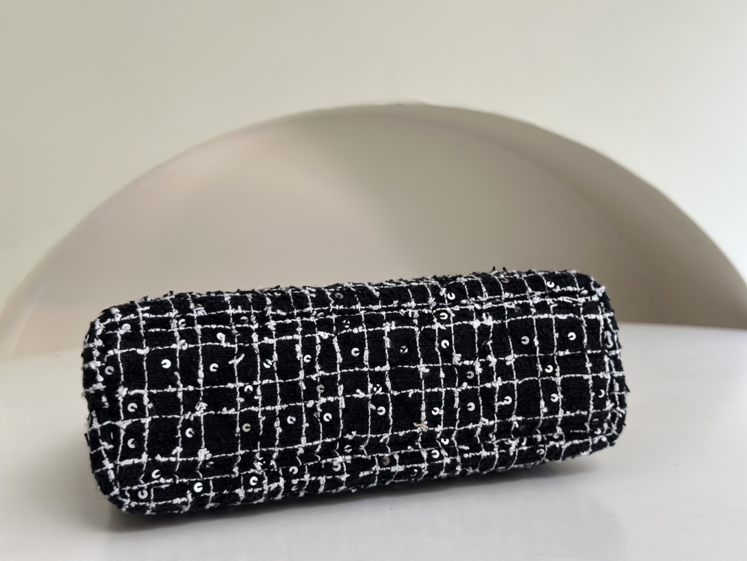 Xiaoxiang checks the version of CHANEL 24P tweed kelly. The black and white contrasting woven texture and the subtle sparkling sequins present a