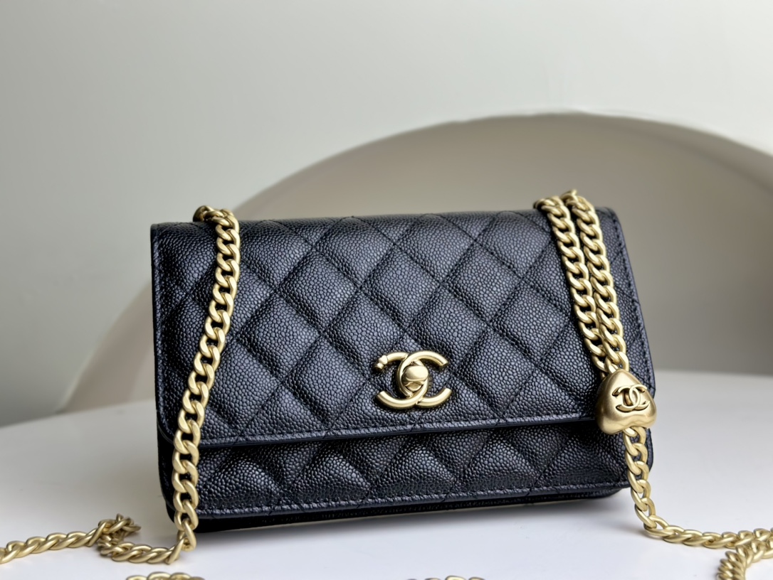 Xiaoxiang 24s new product debuts CHANEL 24P love buckle with litchi pattern WOC chain with adjustable length and great practicality. Its hard not
