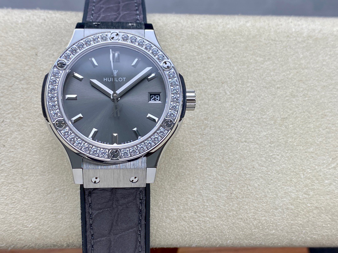 NO:146147,New masterpiece, original mold opening, highest version replica, Hublot Hublot (Hengbao) classic fusion series, women's high-end watch!  The latest Hublot women's 33mm watch is launched, with the quality of replicas at high-end, and the overall structure is consistent with the original structure!  Details 1: Used Swiss Ronda quartz movement 2: The shell is polished delicately and white, and the oblique polished arc chamfer is consistent with the authentic product. 3 The literals are consistent with the authentic product in comparison with various constant lights!  4: The case thickness is the same as that of the genuine product 5: The watch is made of original molding, 6: Paired with imported crocodile leather strap or imported rubber strap, the accessories of the replica can be replaced with the original authentic product, and HB craftsmanship is unique!  HB Factory is professional because of your care and you deserve it!  , crocodile skin19860909新力作 原版开模 最高版本复刻 宇舶Hublot（恒宝）经典融合系列 女款高端腕表！最新推出宇舶女款33mm腕表,在高端复刻品质一如继往, 整体结构与原装结构保持一致！ 细节方面 1 :采用瑞士朗达石英机芯 2 : 壳身抛光细腻洁白光亮,斜边抛光弧度倒角与正品一致, 3 字面与正品在各种常光的对比下一致！ 4 : 表壳厚度与正品一致 5 : 腕表采用原装开模制做, 6:搭配进口鳄鱼皮表带或进口橡胶表带,复刻品之配件可以与原装正品互为通用替换,HB工艺匠心独运！HB Factory因为用心,所以专业,你值得拥有！,,crocodile skin,Watch