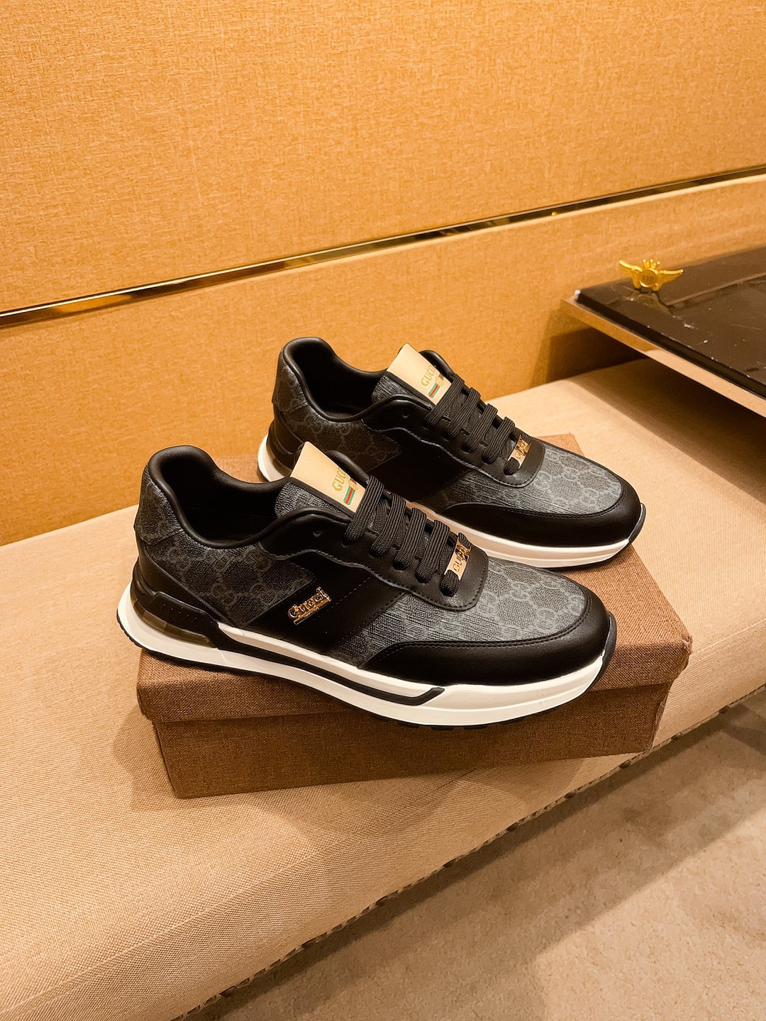 NO:744911,[Gucci] The latest masterpiece of the high-end men's shoe brand official website 11 is made of Italian imported first-layer cowhide with a comfortable and breathable lining and original non-slip and wear-resistant outsole, making walking more convenient and comfortable!  Exclusive new model, stunning work, Midea 11 replica [color] compared with official quality!  Create a fashionable personality to set off your uniqueness!  A must-have for trendy men! Classic size: 38-44 Color 2 colors available,,cowhide19860909【 古奇】男鞋高端品牌 官网11最新力作鞋面采用意大利进口头层牛皮搭配舒适透气内里原版防滑耐磨大底制作,让行走更加便捷舒适！独家新款,惊世之作,与官方的质量相比美的11复刻[色]！打造时尚个性衬托你的与众不同！潮男必备!经典尺码:38-44 颜色 2色可选,,cowhide,Men's shoes