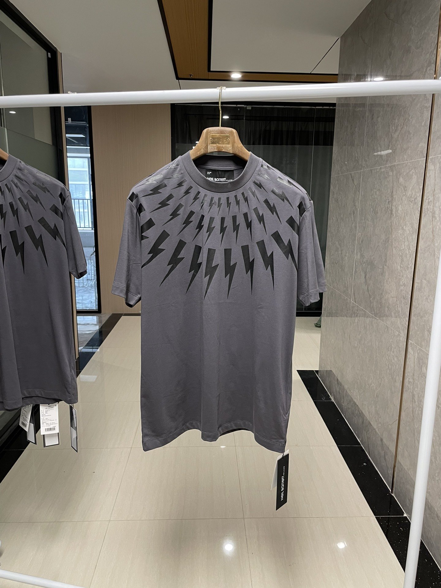 NB专柜品质天花板级别这款灰色闪电T恤绝对是时尚界的璀璨明星！它以其独特的设计和出色的品质成功吸引了无数