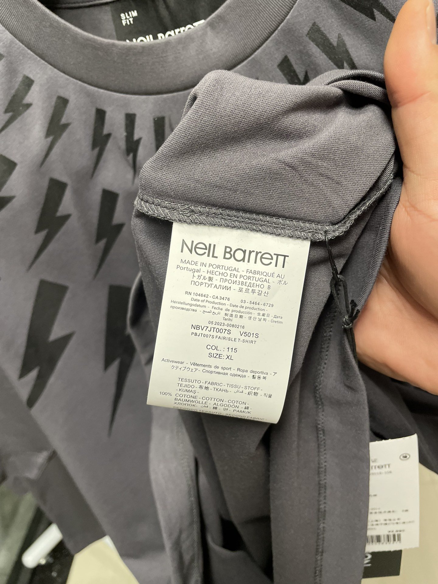 NB专柜品质天花板级别这款灰色闪电T恤绝对是时尚界的璀璨明星！它以其独特的设计和出色的品质成功吸引了无数