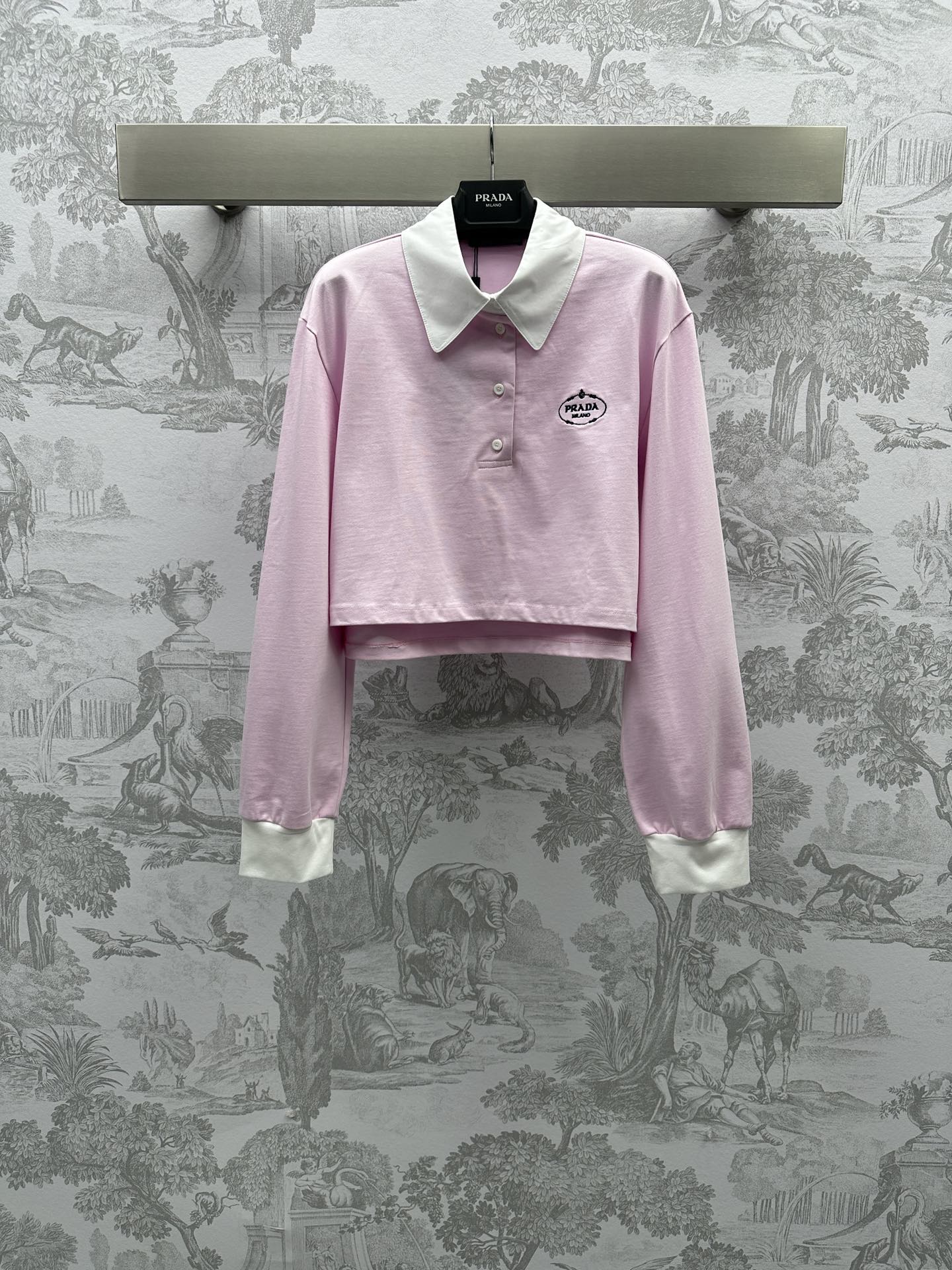 NO:696628,Prad*'s new arrival, lapel short top, custom-made YB imported cotton material, breathable and comfortable, decorated with embroidered letters on the chest, hem short front and long back, side slit design, matched with high-waisted bottoms, instantly heightens the body ratio, contrast collar with threaded contrast cuffs, sweet and age-reducing, navy blue whitening classic, pink girly youth, development of surface accessories, long-sleeved sweater style tailoring, fashionable and retro upper body  High version 2 colors,,prada,hoodie,sweatshirts,19860909Prad*新品上架翻领短款上衣定制YB进口全棉材质 透气舒适 饰以胸前刺绣字母装饰下摆前短后长侧边开叉设计 搭配高腰下装单品 瞬间拉高身材比 撞色领搭配螺纹撞色袖口 甜美减龄 藏青色显白经典 粉红色少女青春 面辅料开发 长袖卫衣版型剪裁 上身时髦复古   高版本2色,,prada,hoodie,sweatshirts,,Women's clothing