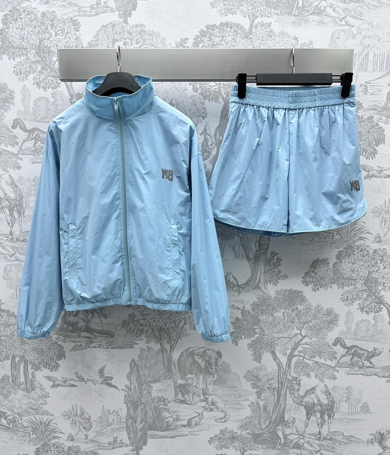 NO:696625,Alexanderwan* new product is on the shelves, hot silver letter jacket suit customized YB imported sun protection material, fishnet lining, high-end texture, thin jacket with casual shorts, western style and fashionable, solid color with king letter hot silver offset printing design, full of tonality, adjustable drawstring at the hem, loose and slim fit, a set of upper body, high-end and fashionable, very comfortable, the first choice for summer sun protection, 2 colors available, you can buy according to your preference, high version 2 colors, alexander wang, shorts, jackets &  coats,19860909Alexanderwan*新品上架烫银字母夹克套装定制YB进口防晒材质 鱼网内里 质感高级 薄款冲锋衣搭配休闲短裤 洋气又时髦 纯色搭配大王字母烫银胶印设计 调性十足 下摆调节抽绳 宽松修身随意调节 一套上身高级时髦 舒适感很好 夏天防晒首选 2色可选 可根据喜好入手  高版本2色,,alexander wang,shorts,jackets & coats,,Women's clothing