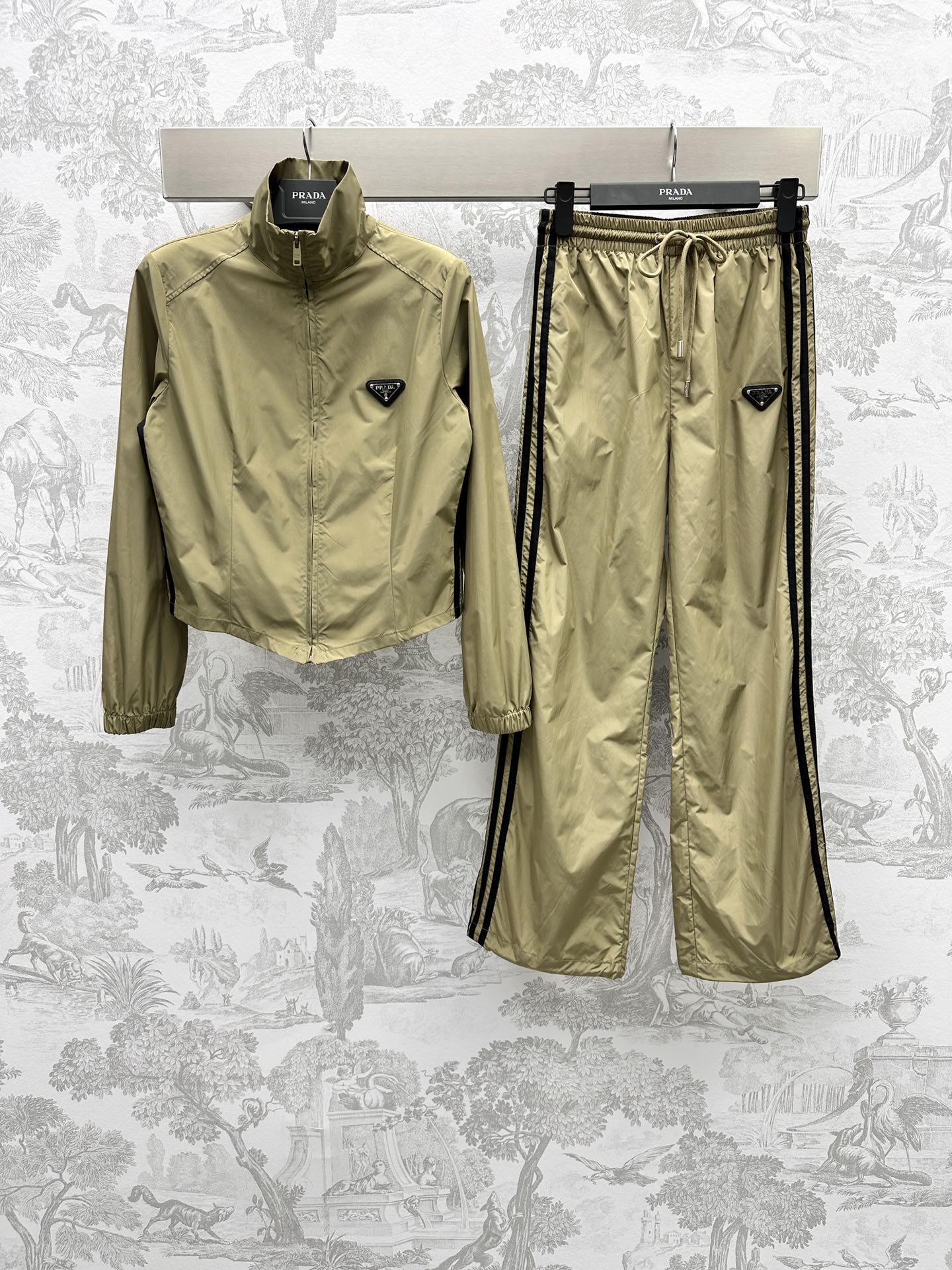 NO:696619,Prad* new arrival jacket zipper set. Customized YB imported nylon material. Lightweight, breathable and comfortable. Contrast design with black webbing on both sides of the trouser legs. Triangular metal mark decoration. Full brand tone. Development of fabric accessories. Slim-fitting jacket. Paired with straight wide-leg trousers. The upper body is slim and slim. Western and fashionable. Not easy to go out of style. High version 2 colors, prada,jackets & coats,jackets & coats,19860909Prad*新品上架夹克拉链套装 定制YB进口尼龙材质 轻薄透气舒适 裤腿两侧饰以黑色织带撞色设计 三角金属标装饰 品牌调性十足 面辅料开发 修身夹克外套 搭配直筒阔腿长裤 成套上身修身显瘦 洋气时髦 不易过时  高版本2色,,prada,jackets & coats,jackets & coats,,Women's clothing