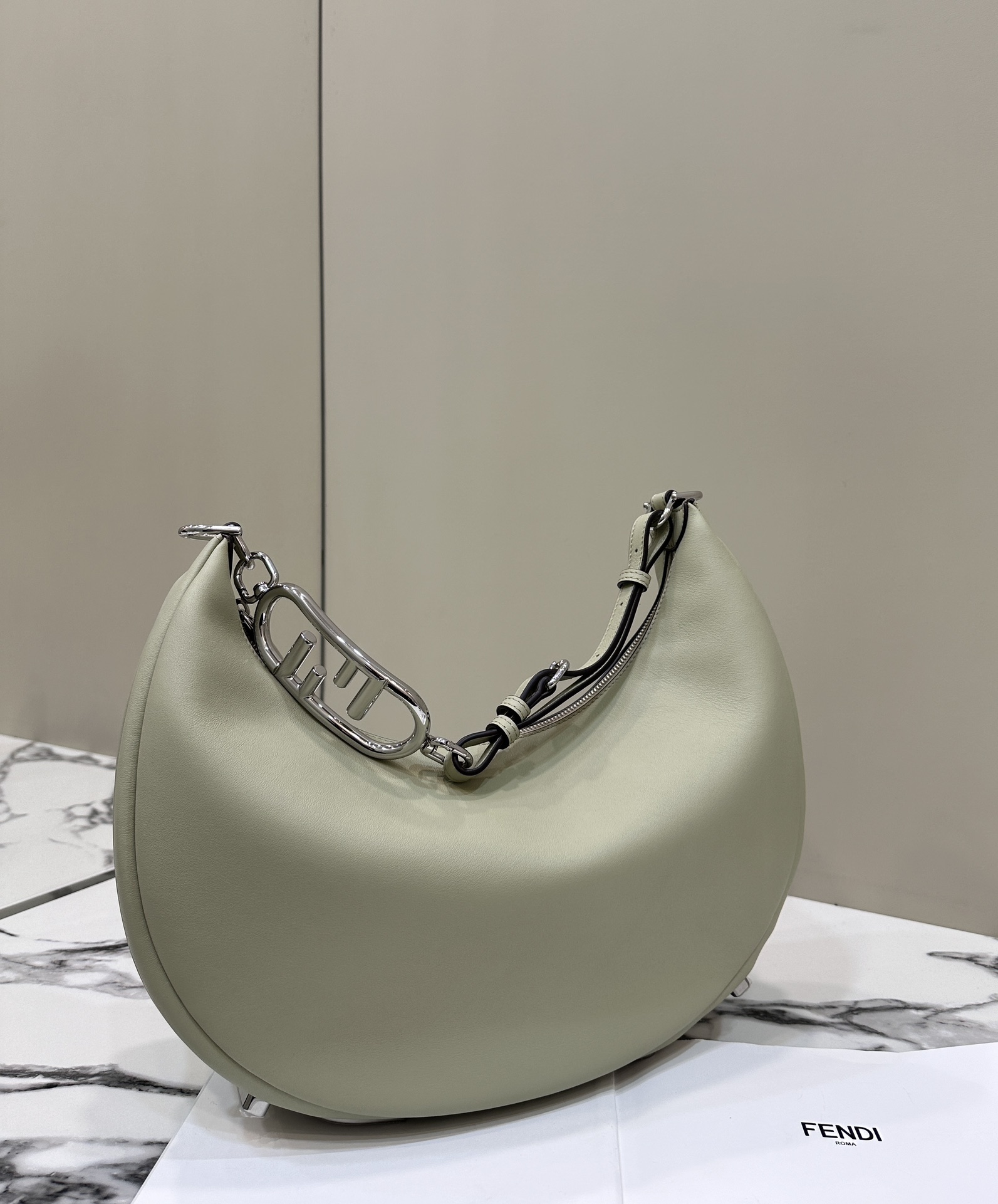 Fendi Fendigraphy حقيبة كتف كبيرة من الجلد الناعم باللون الأبيض الكريمي