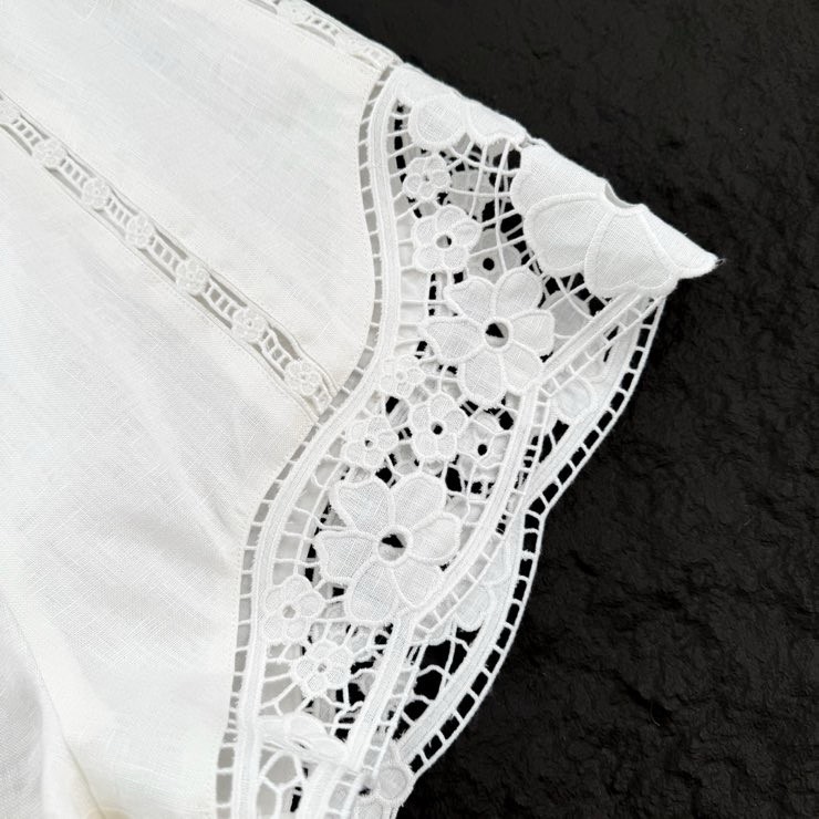 Zimmermann这款“August”吊带上装呈百合般清新的纯白色散发清新夏日气息它以亚麻面料精心裁剪