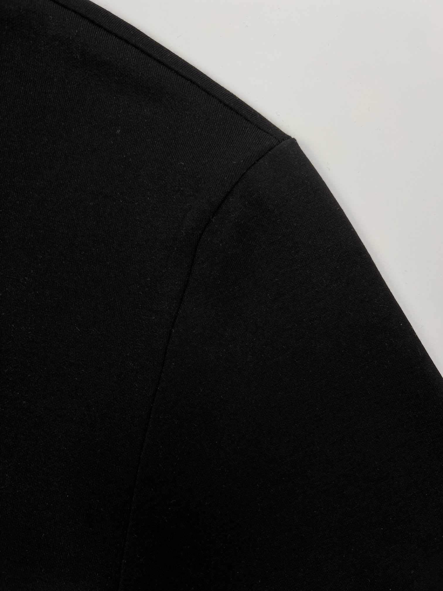 Fendi工匠短袖面料采用260克全棉双面面料手感柔软舒适亲肤搭配胸前8种不同“工具”图标富有内涵的独特