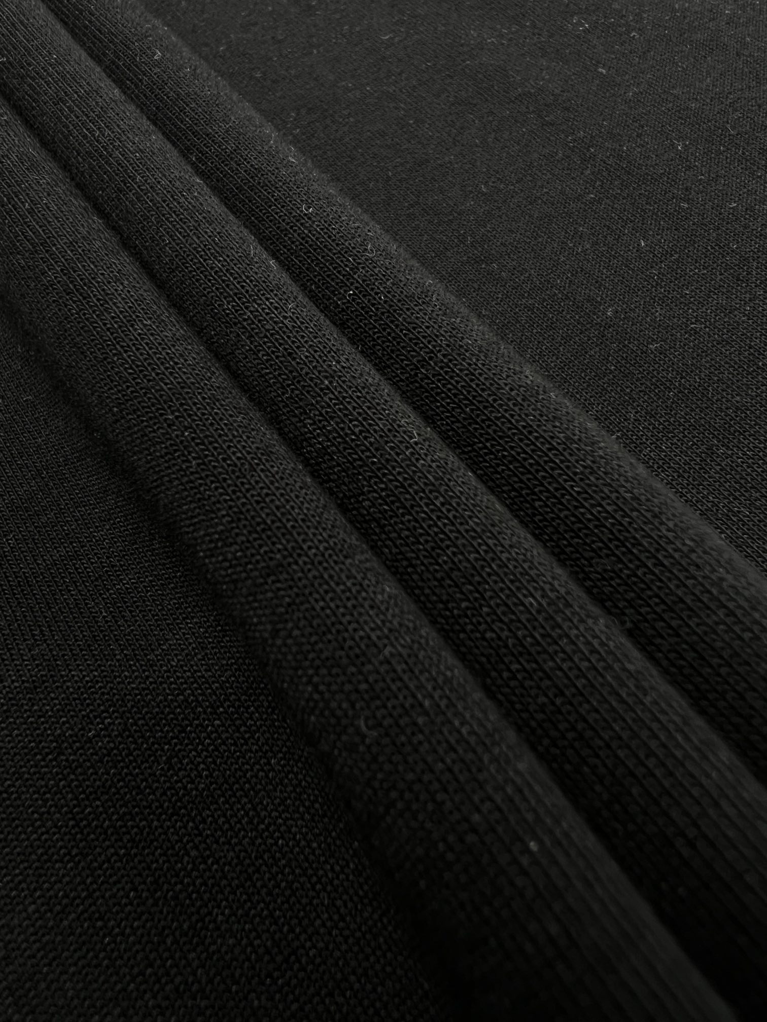 Fendi工匠短袖面料采用260克全棉双面面料手感柔软舒适亲肤搭配胸前8种不同“工具”图标富有内涵的独特