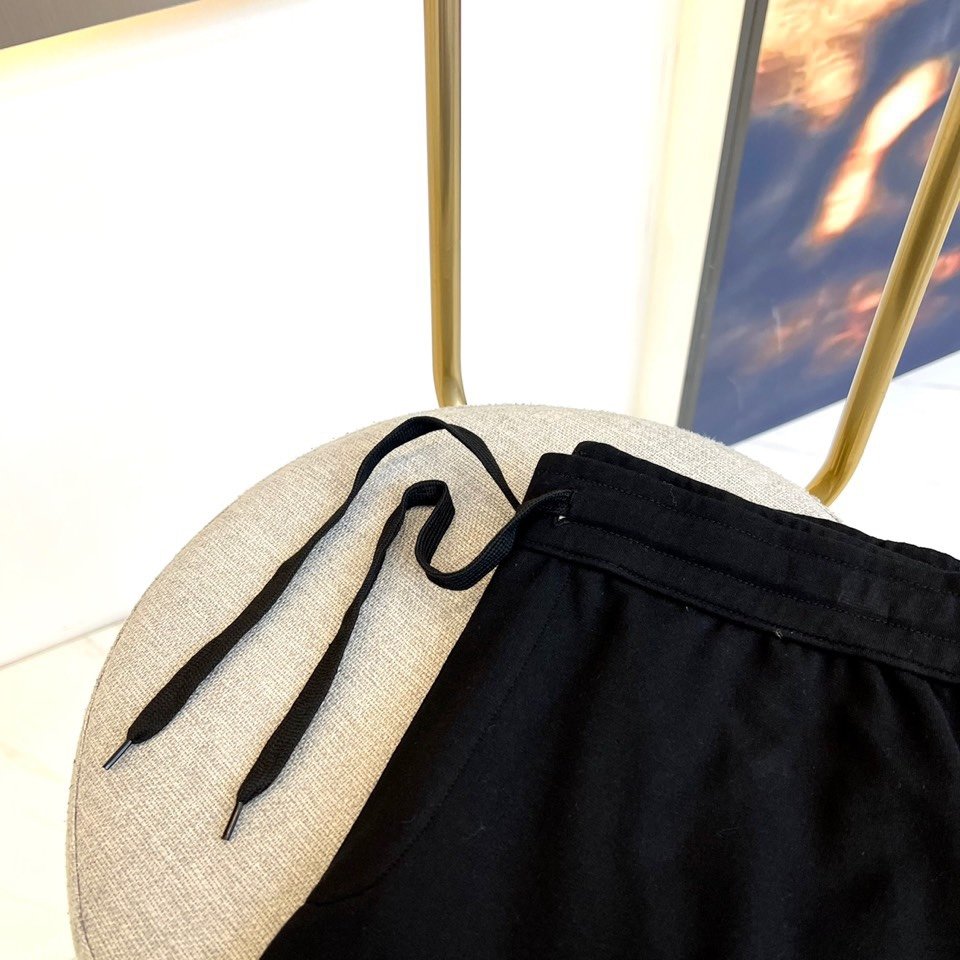 Chanle香奈儿24春装新款休闲运动卫裤一件百搭卫裤简约又有腔调整条休闲裤的设计风格简洁时尚中克重棉质