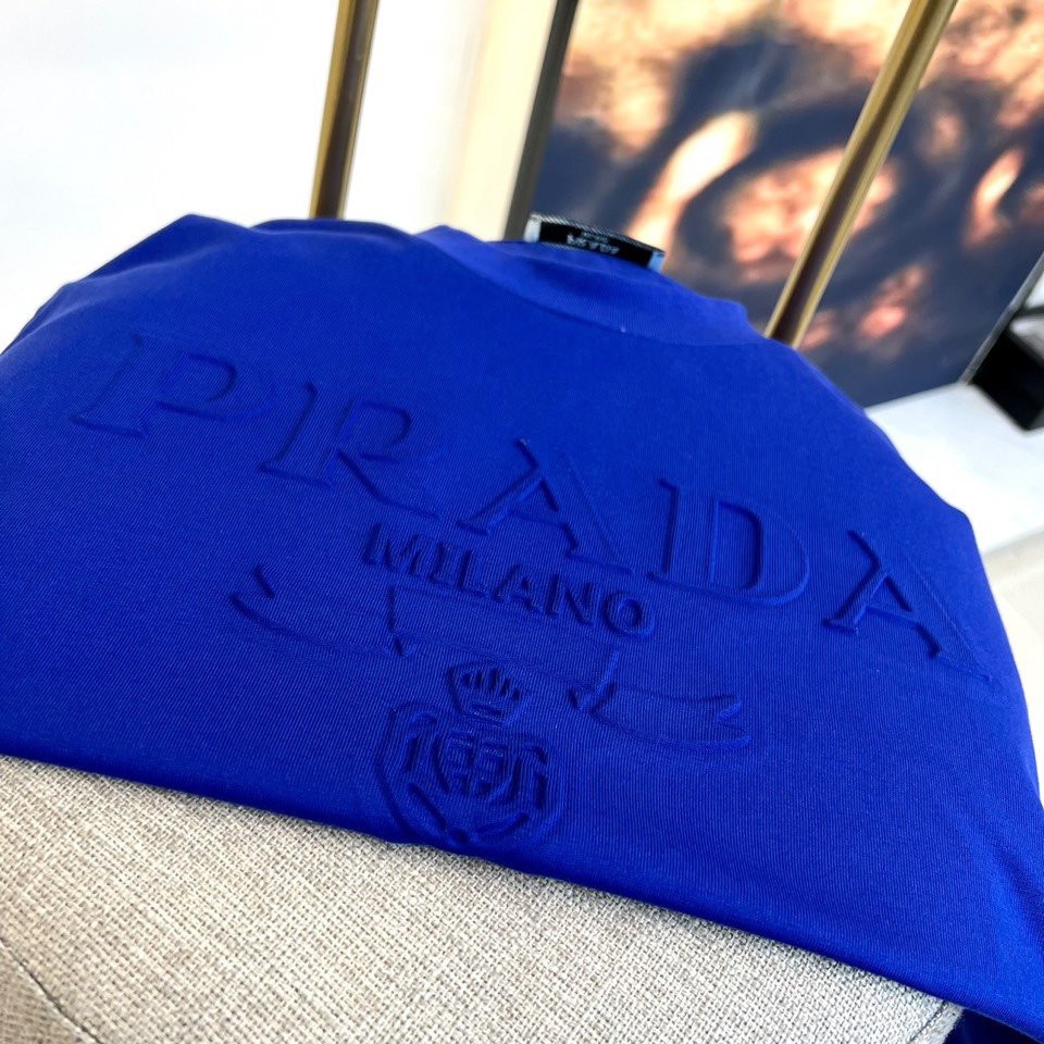 Prad普拉24s春夏新品短袖新款圆领短袖T恤浮雕压印工艺logo设计图案清晰采用100%进口欧棉面料手