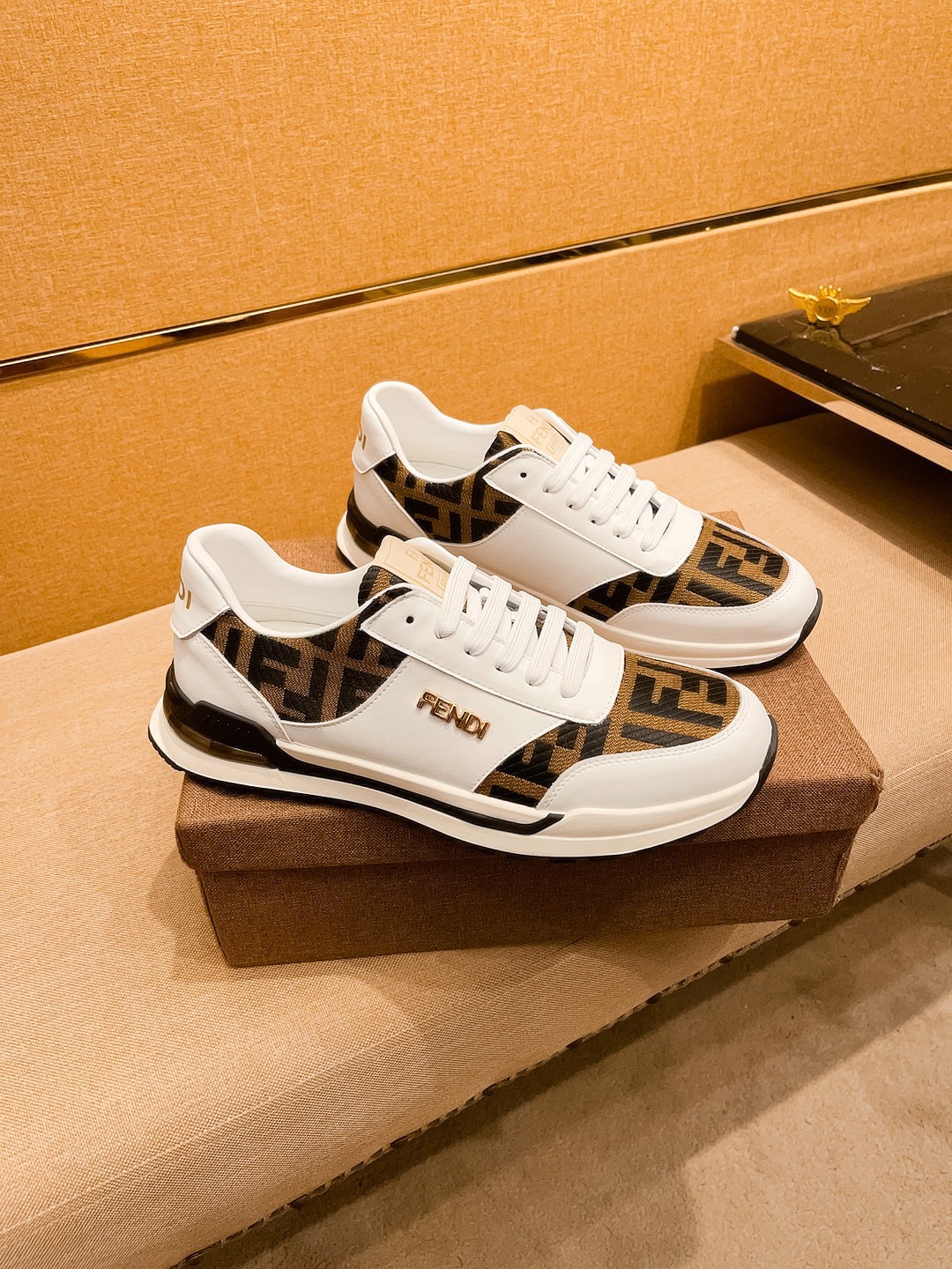 NO:353555,[Fendi] High-end Men's Shoes Brand Official Website 11's latest masterpiece upper is made of Italian imported cowhide with comfortable and breathable inner original non-slip and wear-resistant outsole, making walking more convenient and comfortable!  Exclusive new style, amazing work, beautiful 11 ​​replica [color] compared to the official quality!  Create a fashionable personality to set off your uniqueness!  A must-have for trendy men! Classic size: 38-44 Color 2 colors available, fendi, cowhide19860909【 芬迪】男鞋高端品牌 官网11最新力作鞋面采用意大利进口头层牛皮搭配舒适透气内里原版防滑耐磨大底制作,让行走更加便捷舒适！独家新款,惊世之作,与官方的质量相比美的11复刻[色]！打造时尚个性衬托你的与众不同！潮男必备!经典尺码:38-44 颜色 2色可选,,fendi,cowhide,Men's shoes