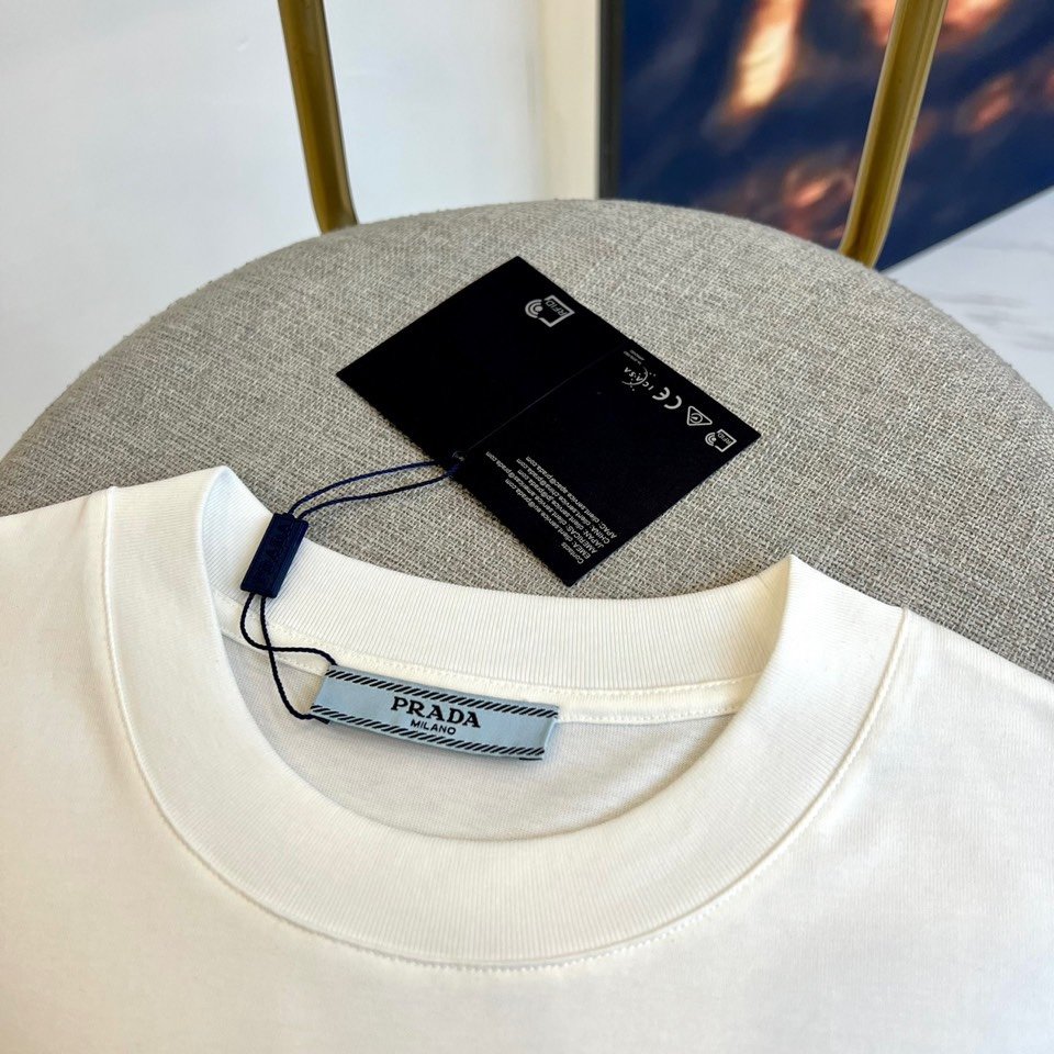 Prad普拉24s春夏新品短袖新款圆领短袖T恤浮雕压印工艺logo设计图案清晰采用100%进口欧棉面料手