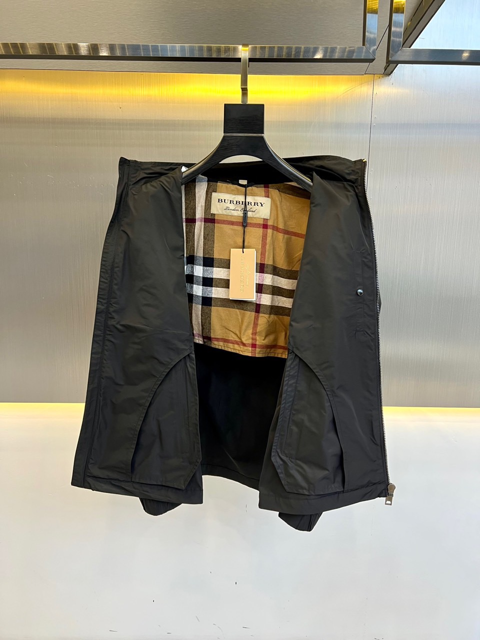 Burber巴宝24s新品立领夹克贸易渠道总是那么的强硬细节感和设计感都是非常完美的,这款众款夹克对于大