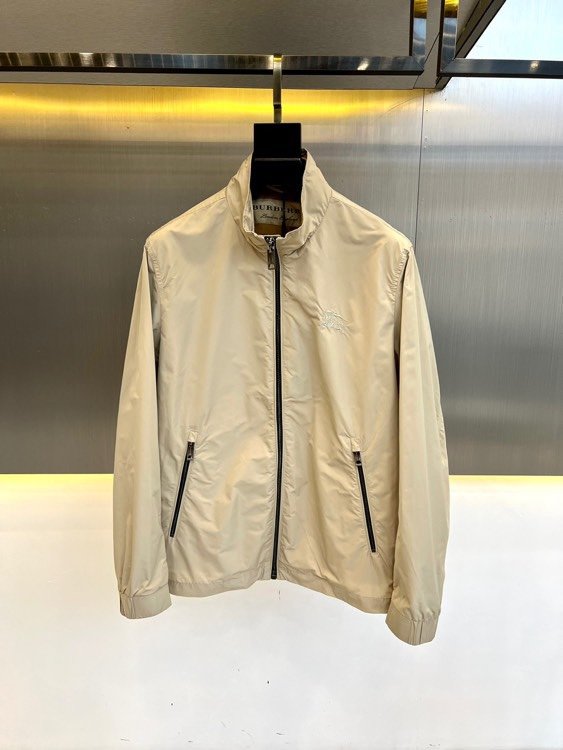 Burber巴宝24s新品立领夹克贸易渠道总是那么的强硬细节感和设计感都是非常完美的,这款众款夹克对于大