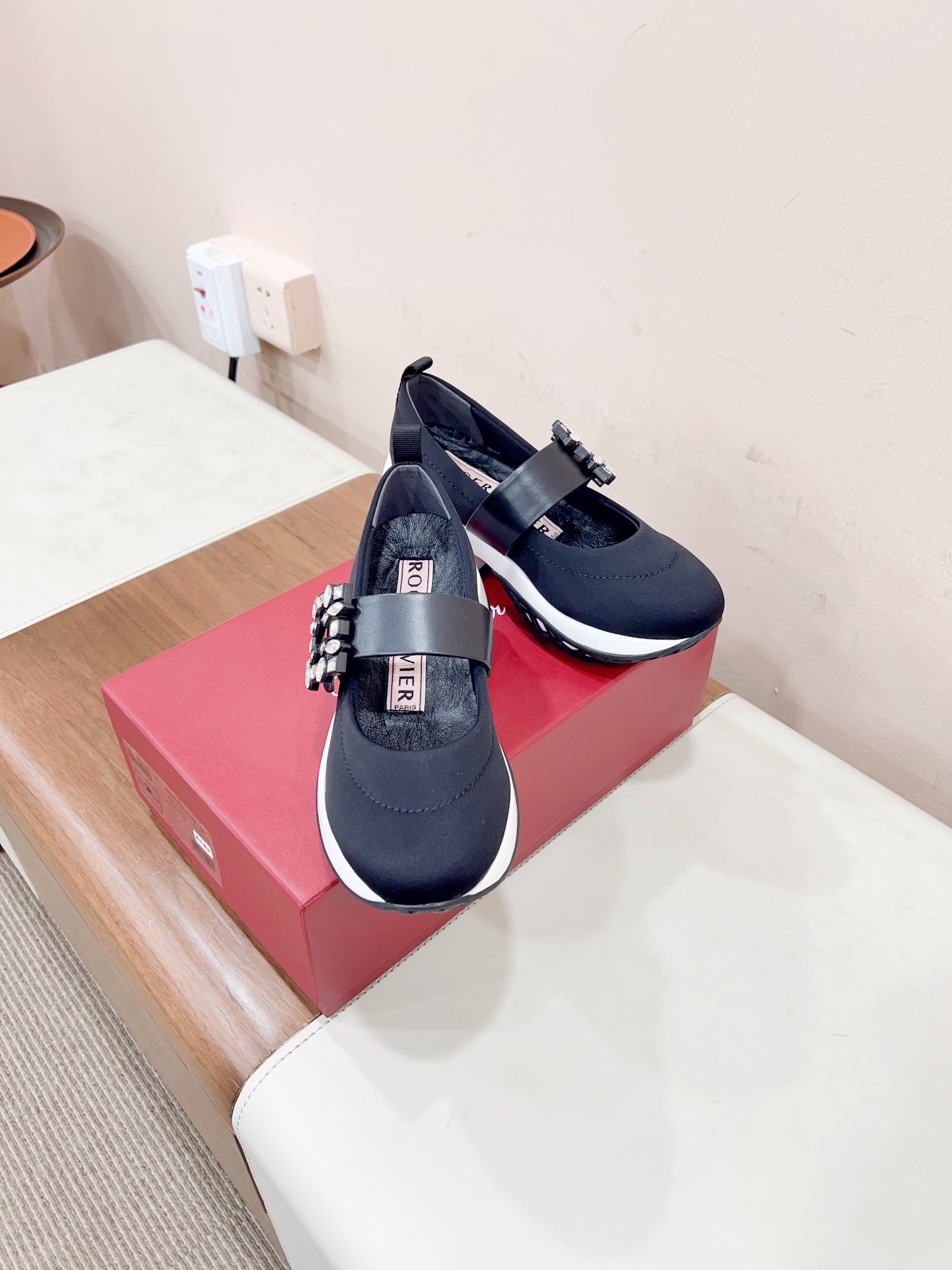 NO:493752,Certified * Early Spring New RV Women's Shoes Viv' Run Diamond Buckle Fabric Sneakers Tang Yan, Lin Yun, and Lin Xinru are the same air casual series loafers!  The light sports trend is coming, and a young lady who wants to increase her height is very suitable for this one!  Perfect stretched leg lines Original replica, super positive style, perfect workmanship details, very comfortable and elegant and versatile. Original foamed sole, 7.5cm, material: Original customized breathable mesh, imported water dyed sheepskin inner lining, original hardware 11 mold color/decorative diamond buckle 35-39 (40 customized): Extreme cost-effectiveness, no bargaining., casual shoes/sports shoes, loafers, sneakers, sheepskin19860909已认证  * 早春新款RV女鞋Viv' Run钻扣织物运动鞋 唐嫣、林允、林心如同款航空休闲系列乐福鞋！轻运动风潮来袭,想要增高的小姐姐非常适合这款！完美拉伸腿部线条 原版复刻 版型超正 做工细节完美 ,上脚非常舒适 高雅百搭. 鞋底原版发泡大底7.5cm 材质:原版定制透气网面 内里进口水染羊皮内里 五金原版11开模彩/饰钻扣 35-39（40定做） :  极致性价比,不议价.,休闲鞋/运动鞋,loafers,sneakers,sheepskin,Women's Shoes