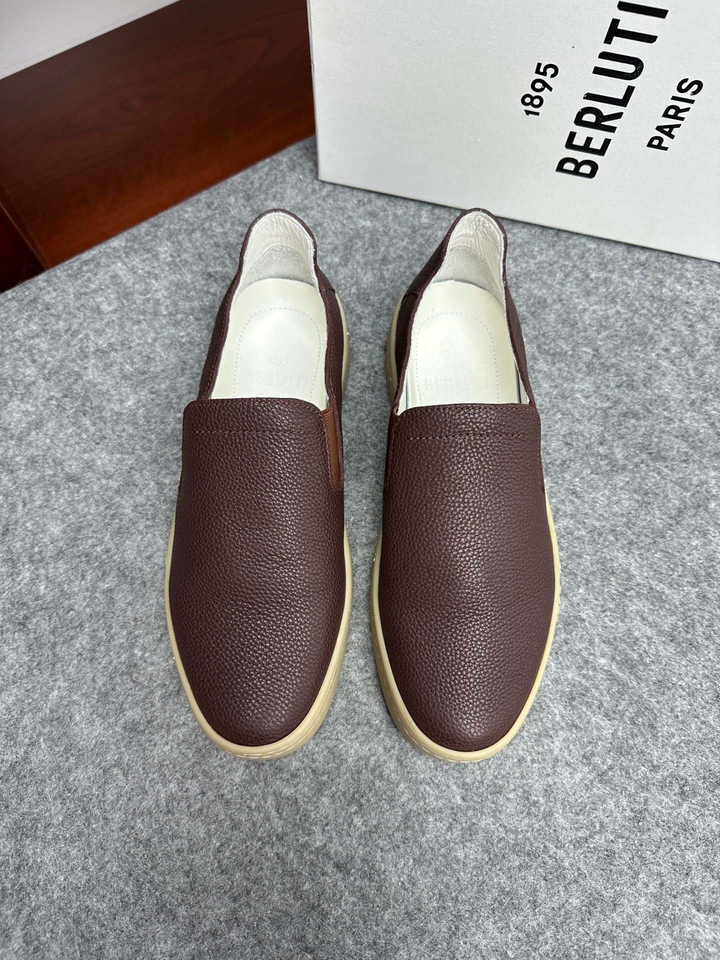 NO:216730,Brand Berluti Color Original Color Size 39-44 Customized 45 Price Material Berluti New Style High-end Top · Original Single Ber* Berluti French Top Men's Shoes, Berluti's Brand's debut broke the convention and launched a new Edge last. This bold improvement of the iconic last is of great significance to its unique shape and width of the side. On Alessandro shoes, this angular outline is more perspective-like by Kris' bold and professional new Cloudy dyeing. It is both business and casual. Classic and fashionable!  The handwritten patterns on the shoe body add a lot of color, Berluti, christian louboutin, Dolce & Gabbana19860909品牌Berluti 颜色原版配色 码数39-44定做45 价格 材质伯尔鲁帝新款 高端 顶级·原单Ber*布鲁提法国顶级男鞋,Berluti品牌的首秀中打破常规,推出全新的Edge鞋楦.标志性鞋楦的这种大胆改良,对于其独特形状和边宽创意工作意义重大、在Alessandro鞋履上,这种棱角分明的轮廓经Kris大胆专业的全新Cloudy 染色显得更有透视感.既商务又休闲.经典时尚！鞋身的手写纹更为其增色不少,Berluti 布鲁提,christian louboutin,Dolce&Gabbana,Men's shoes