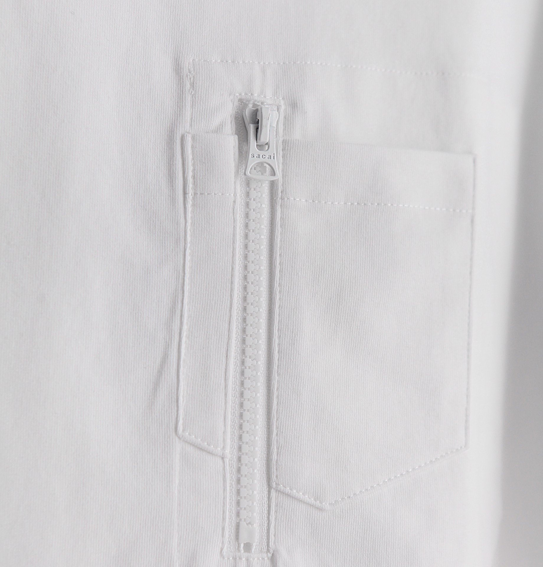SACAI24春夏新品贴袋拉链设计圆领短袖T恤此款T恤领口加固双层螺纹设计拼接的很有巧思富有小心机拉链口