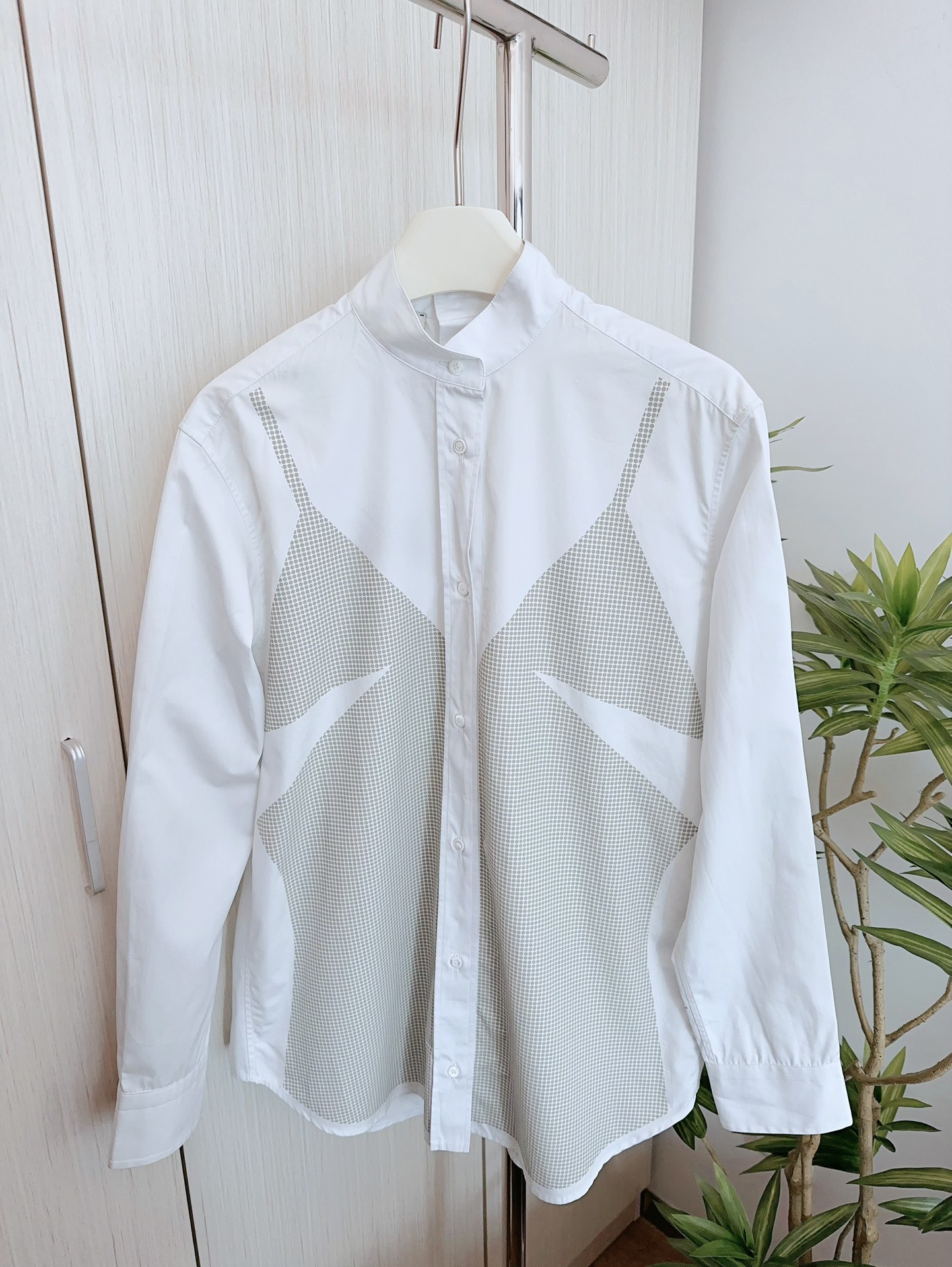 Fendi2024新款衬衫女宽松版\n假两件风格，3D颗粒胶定位印刷非常精致\nSML