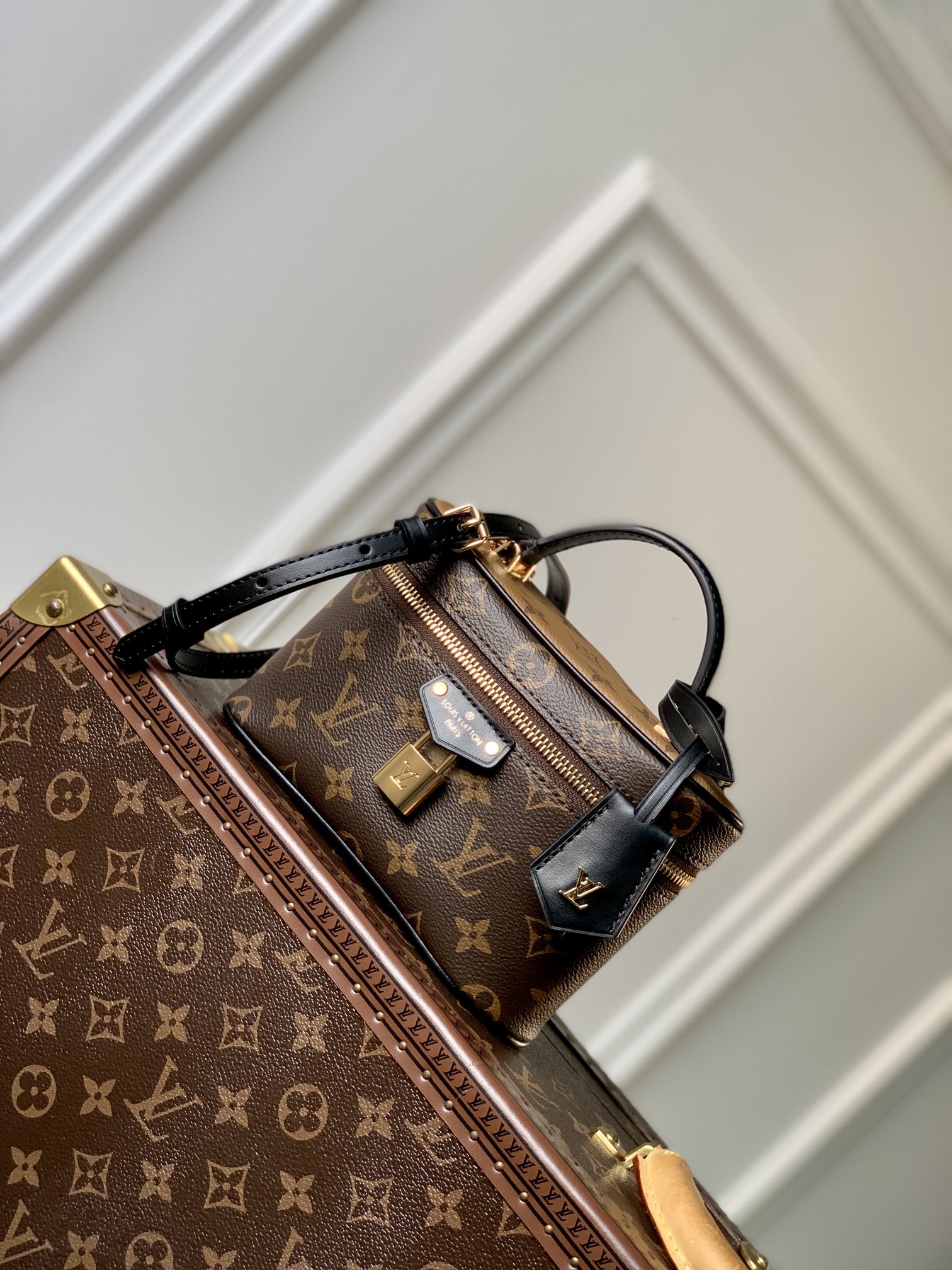 Louis Vuitton 7 Star
 Handbags Clutches & Pouch Bags Cosmetic Bags Weave Monogram Canvas Pouch Chains M47125