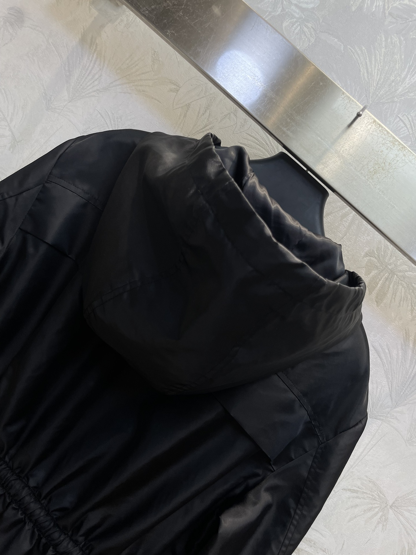 PD24新款双口袋尼龙收腰冲锋衣夹克很有设计感的一件面料很挺括上身有型不会软塌腰部抽绳收腰设计可以很好的