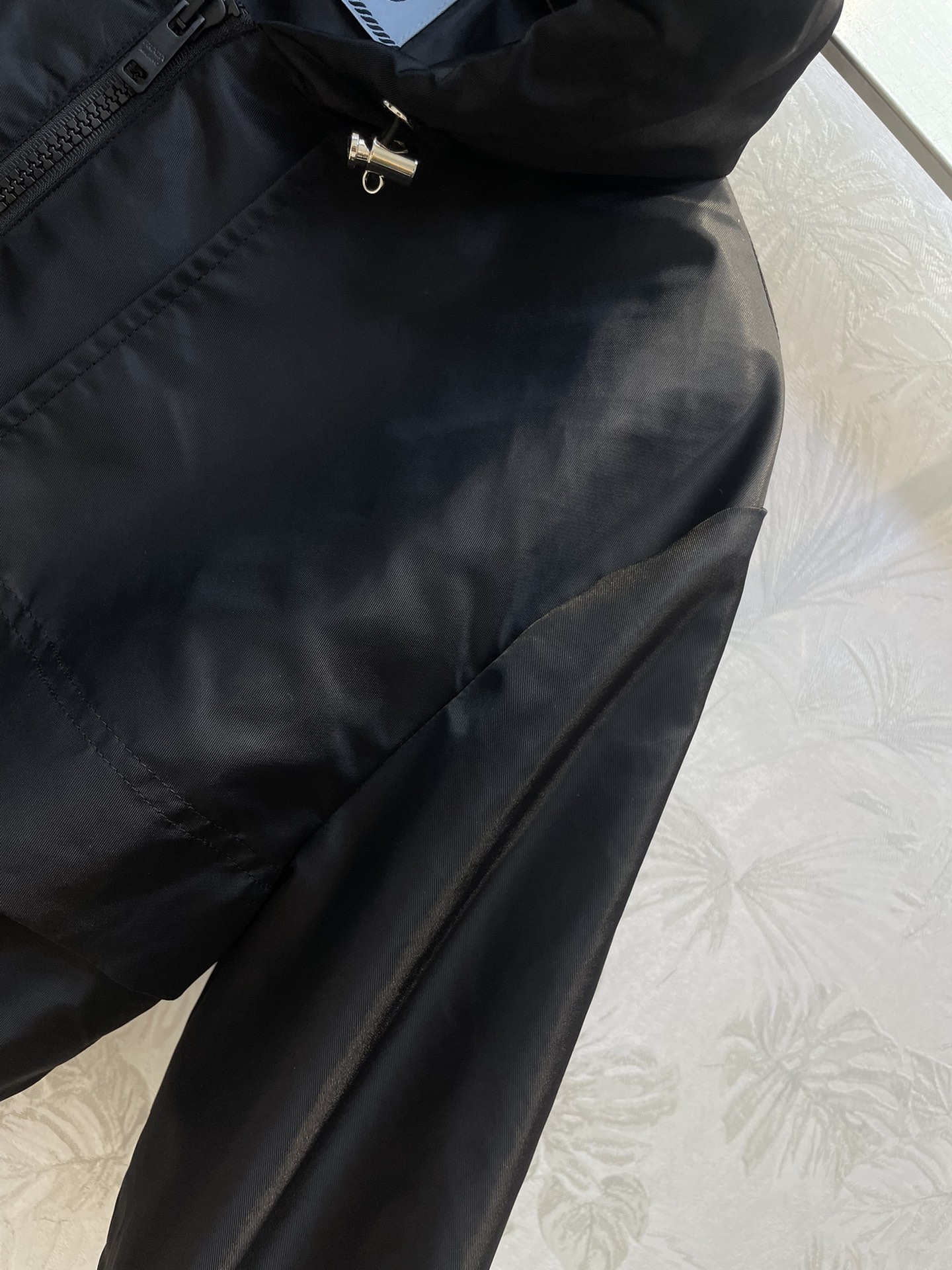 PD24新款双口袋尼龙收腰冲锋衣夹克很有设计感的一件面料很挺括上身有型不会软塌腰部抽绳收腰设计可以很好的