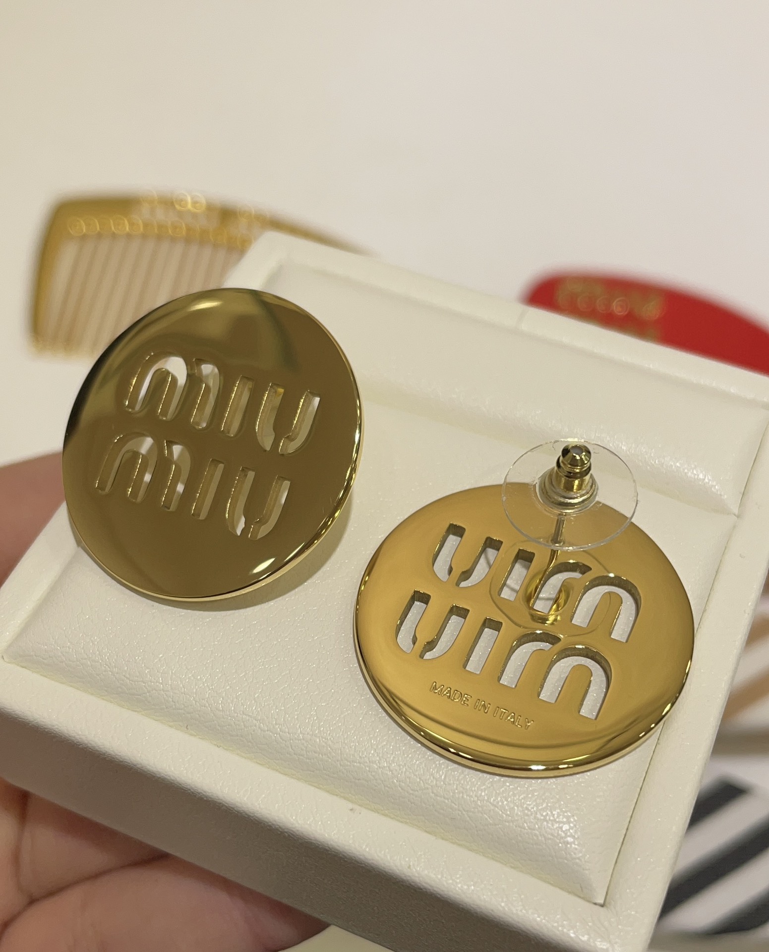 NO:635683,88180, arrived today to buy yb's new gold letter hollow round cake earrings. Classic hollow letter round design. The size is very present. Minimalist design without losing the girlish heart. Wearing it on the upper ear is very elegant. It can also modify the face shape. Exclusive z version customization, Cardia high-end jewelry1986090988180,今日到货购入yb 新款金色字母镂空圆饼耳钉 经典镂空字母圆形设计 尺寸很有存在感 极简设计感又不失少女心 佩戴上耳很显气质 还能修饰脸型 独家z版定制,,卡迪亚高端饰品,Jewelry