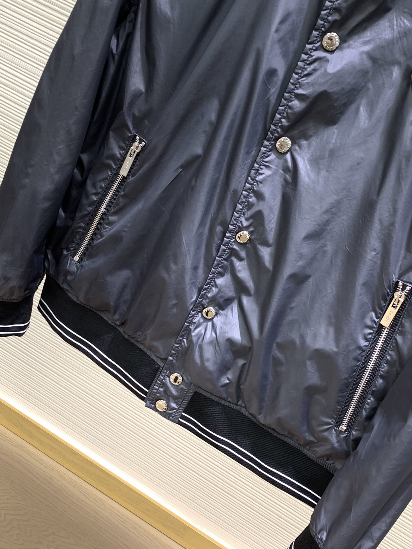 PRADA普拉达2024春季最新品专柜同步有售时尚休闲两面穿夹克外套进口原版面料做工极为复杂唯一可以做代