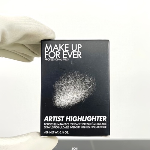 MAKE UP FOR EVER Artist Highlighter - Skin-Fusing Buildable Intensity Powder 1 MAKE UP FOR EVER Artist Highlighter - Skin-Fusing Buildable Intensity Powder