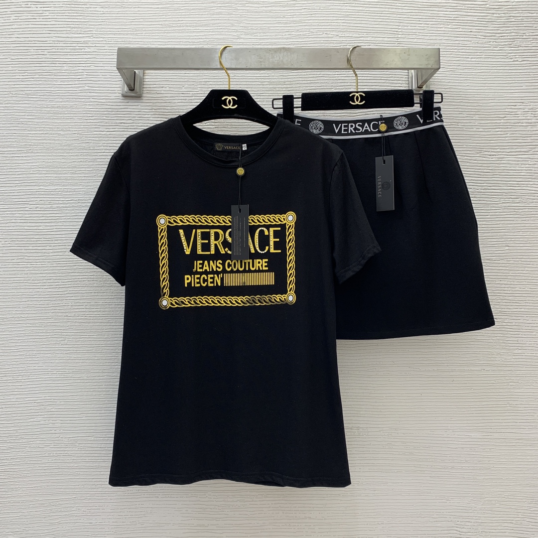 NO:626635,T-shirt, skirt model number D24031499 Versac* new casual and versatile two-piece suit!  Round-neck short-sleeved T-shirt with letter print on the front of the chest, logo webbing at the waist, Roman cotton skirt and short skirt!  Black, white, (M size shoulder width 43, bust 92, sleeve length 19, dress length 65; waist 60 stretchable, skirt length 41), versace, skirts, T-shirt, tees, t-shirt, alexander wang19860909T恤、半裙款号D24031499 Versac*新款休闲百搭两件套装！胸前方框字母印花圆领短袖T恤上衣腰间logo织带拼接罗马棉半身裙短裙！黑色、白色、（M码肩宽43,胸围92,袖长19,衣长65；腰围60可弹力,裙长41）,,versace,skirts,T-shirt,tees，t-shirt,alexander wang,Women's clothing