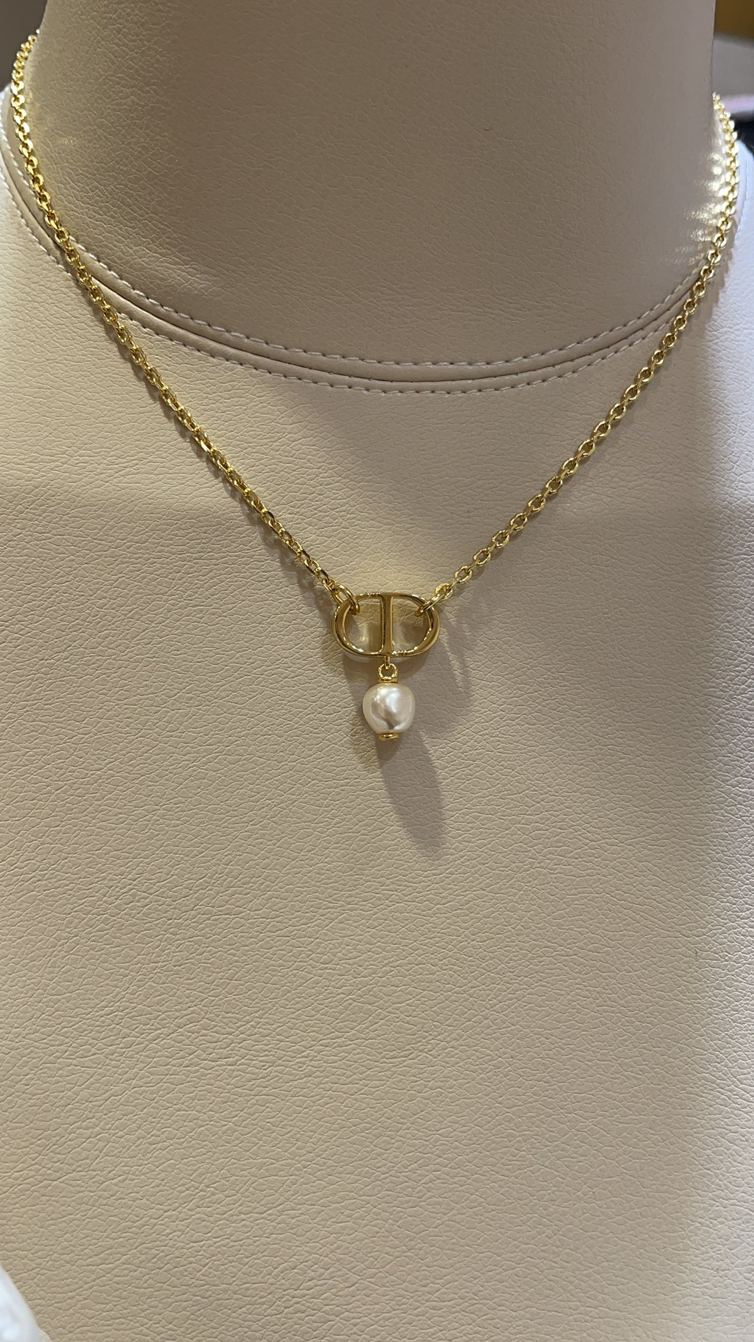 NO:631157,88170, arrived today to purchase yb’s new golden CD small pearl necklace clavicle chain. Irregular small pearl pendant is smart and cute. It matches the classic golden CD. Whoever wears it will look good in the series. It feels like a wealthy daughter. Very versatile for daily use. Customized. Consistent brass material. Customized special-shaped pearls, necklace, Cartier high-end jewelry.1986090988170,今日到货购入yb 新款金色CD小珍珠项链锁骨链 不规则小珍珠吊坠灵动又可爱 搭配经典金色CD 谁戴谁好看系列 很有富家千金的感觉 日常超百搭 z定制 一致黄铜材质 定制异形珍珠,,necklace,卡迪亚高端饰品,Jewelry