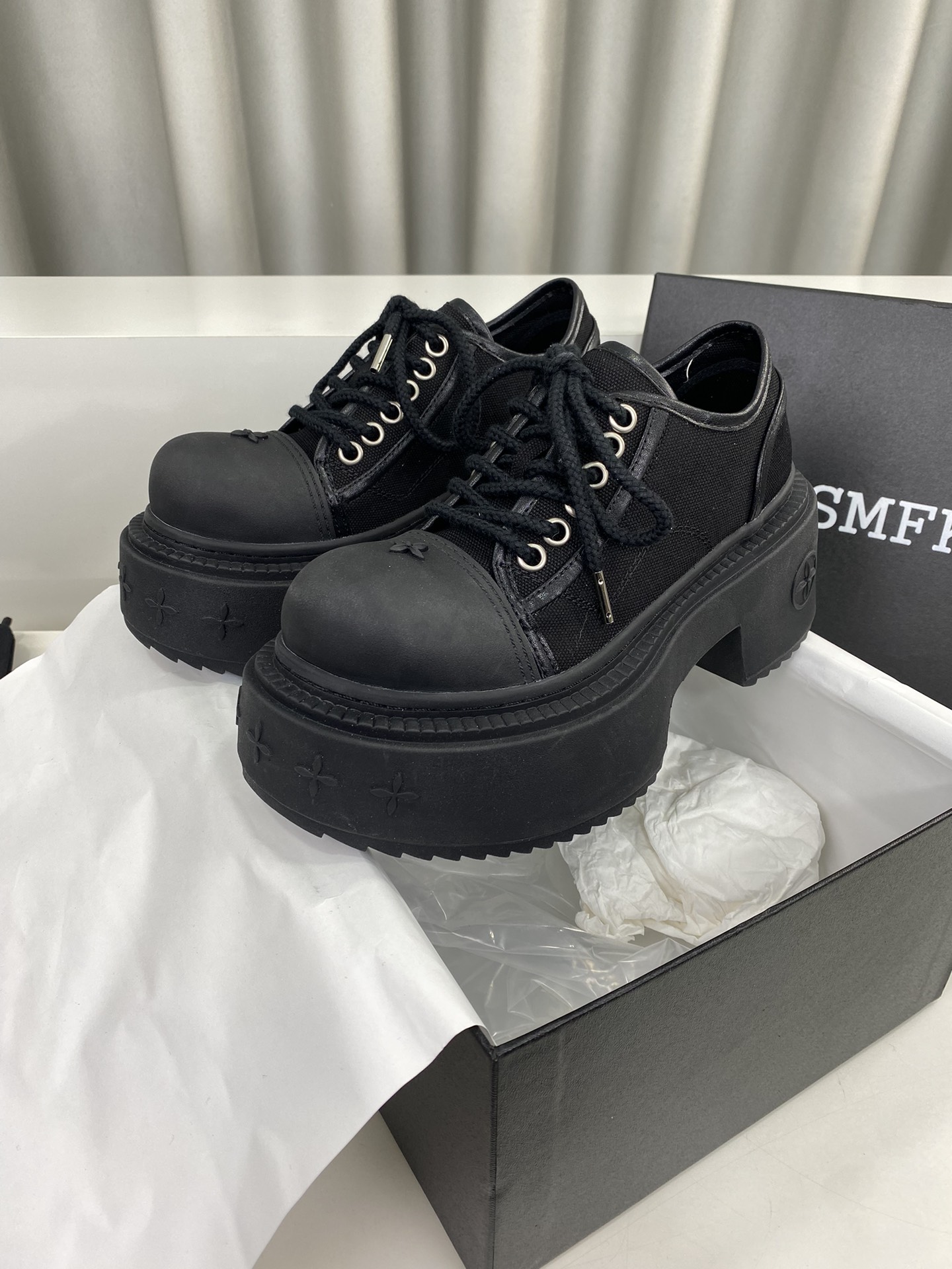 NO:229527,SMFK's latest hot crossbow with thick-soled dark series!  Casual, versatile minimalist style. The new Chinese-style works inherit many popular elements of the brand and are bound to be popular - Sail Super cool. It is equipped with a comfortable and thick sole with moderate height, and the details also ensure that it is safe and easy to displace. Original imported customized high-density canvas fabric. Imported breathable canvas material. Original sole open molded cross-shaped rubber outsole. Sole thickness of 7.5CM: women's model 35-39 (40 customized, non-return and exchange), casual shoes/sneakers, sneakers19860909SMFK 最新火爆款十字花 厚底暗黑系列！ 休闲 百搭的极简风 国潮新作继承了诸多品牌制胜的流行元素,势必大热—帆 超级酷 配有高度适中的舒适厚底,细节还确保穿着稳妥不易移位 面料原版进口定制高密度帆布面料  内里进口透气帆布材质  鞋底原版开模十字花成型橡胶大底 底厚7.5CM Size:女款35-39(40定制不退换）,休闲鞋/运动鞋,sneakers,Women's Shoes