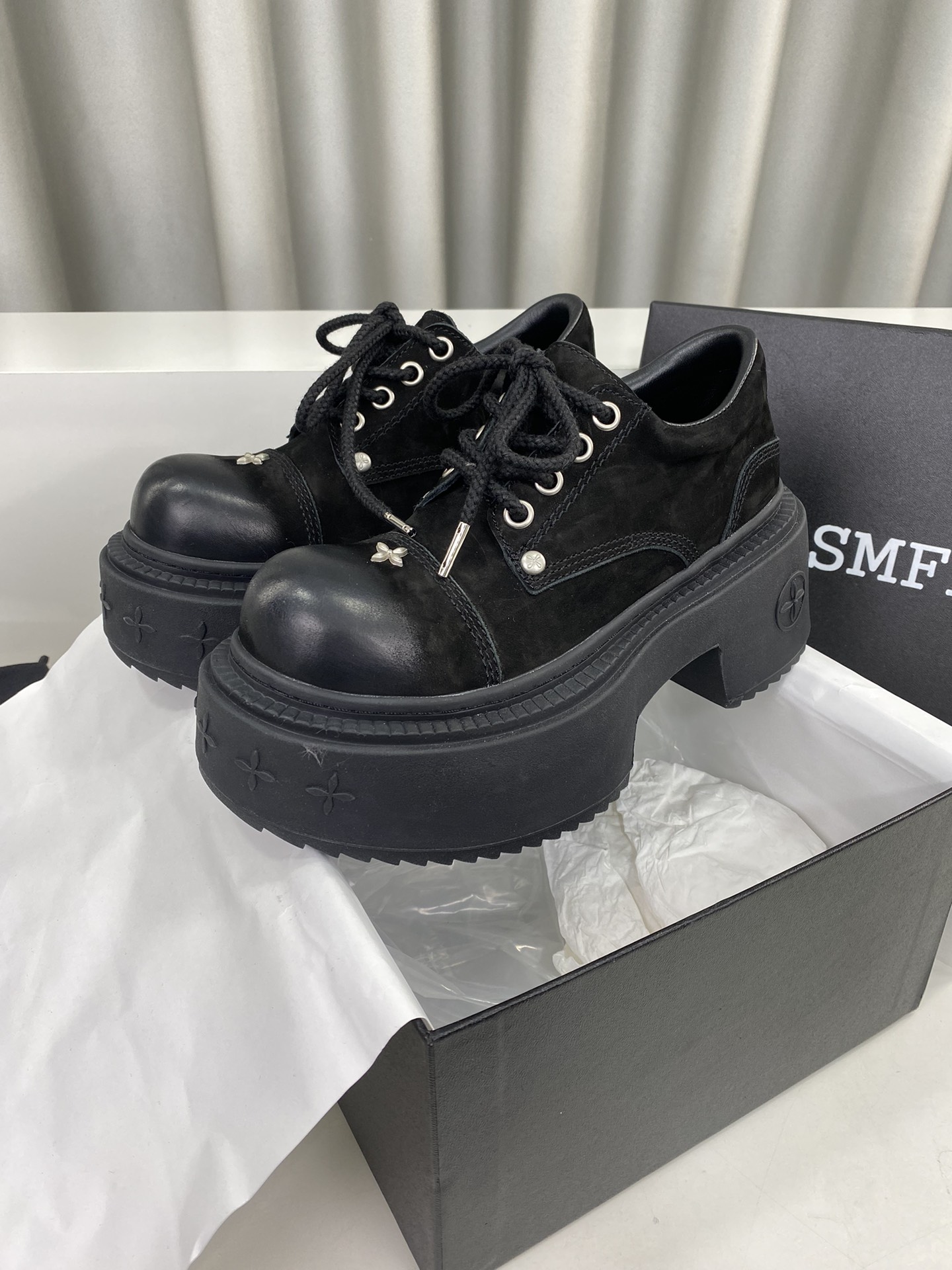 NO:229532,SMFK's latest hot crossbow with thick-soled dark series!  Casual, versatile minimalist style. The new Chinese-style works inherit many popular elements of the brand and are bound to be popular - Sail Super cool. It is equipped with a comfortable and thick sole with moderate height, and the details also ensure that it is safe and easy to displace. Original imported fabric, customized top layer cowhide, imported inner breathable canvas material, original sole, open molded cross-shaped rubber sole, 7.5CM thick, Size: women's model 35-39 (40 customized, non-return and exchange), casual shoes/sneakers, sneakers, cowhide19860909SMFK 最新火爆款十字花 厚底暗黑系列！ 休闲 百搭的极简风 国潮新作继承了诸多品牌制胜的流行元素,势必大热—帆 超级酷 配有高度适中的舒适厚底,细节还确保穿着稳妥不易移位 面料原版进口定制头层牛皮 内里进口透气帆布材质  鞋底原版开模十字花成型橡胶大底 底厚7.5CM Size:女款35-39(40定制不退换）,休闲鞋/运动鞋,sneakers,cowhide,Women's Shoes