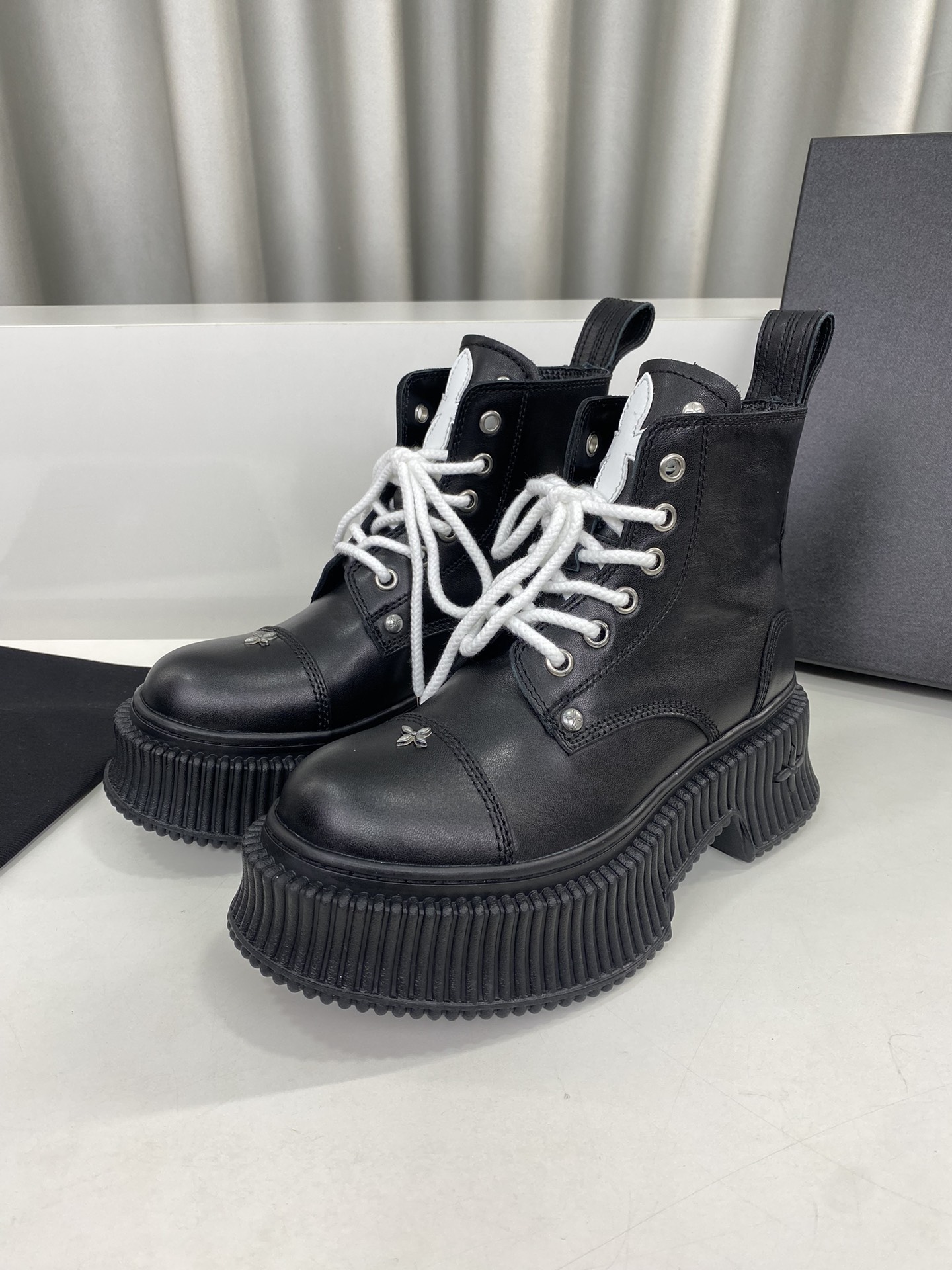 NO:229629,SMFK's latest hot crossbow with thick-soled dark series!  Casual, versatile minimalist style. The new Chinese-style works inherit many popular elements of the brand and are bound to be popular - Sail Super cool. It is equipped with a comfortable and thick sole with moderate height, and the details also ensure that it is safe and easy to displace. Original imported fabric, customized head leather, imported inner breathable canvas material, original sole, open molded cross-shaped rubber sole, 7.5CM thick, Size: women's model 35-39 (40 customized, non-return and exchange), boots, boots, cowhide19860909SMFK 最新火爆款十字花 厚底暗黑系列！ 休闲 百搭的极简风 国潮新作继承了诸多品牌制胜的流行元素,势必大热—帆 超级酷 配有高度适中的舒适厚底,细节还确保穿着稳妥不易移位 面料原版进口定制头层牛皮 内里进口透气帆布材质  鞋底原版开模十字花成型橡胶大底 底厚7.5CM Size:女款35-39(40定制不退换）,靴子,boots,cowhide,Women's Shoes