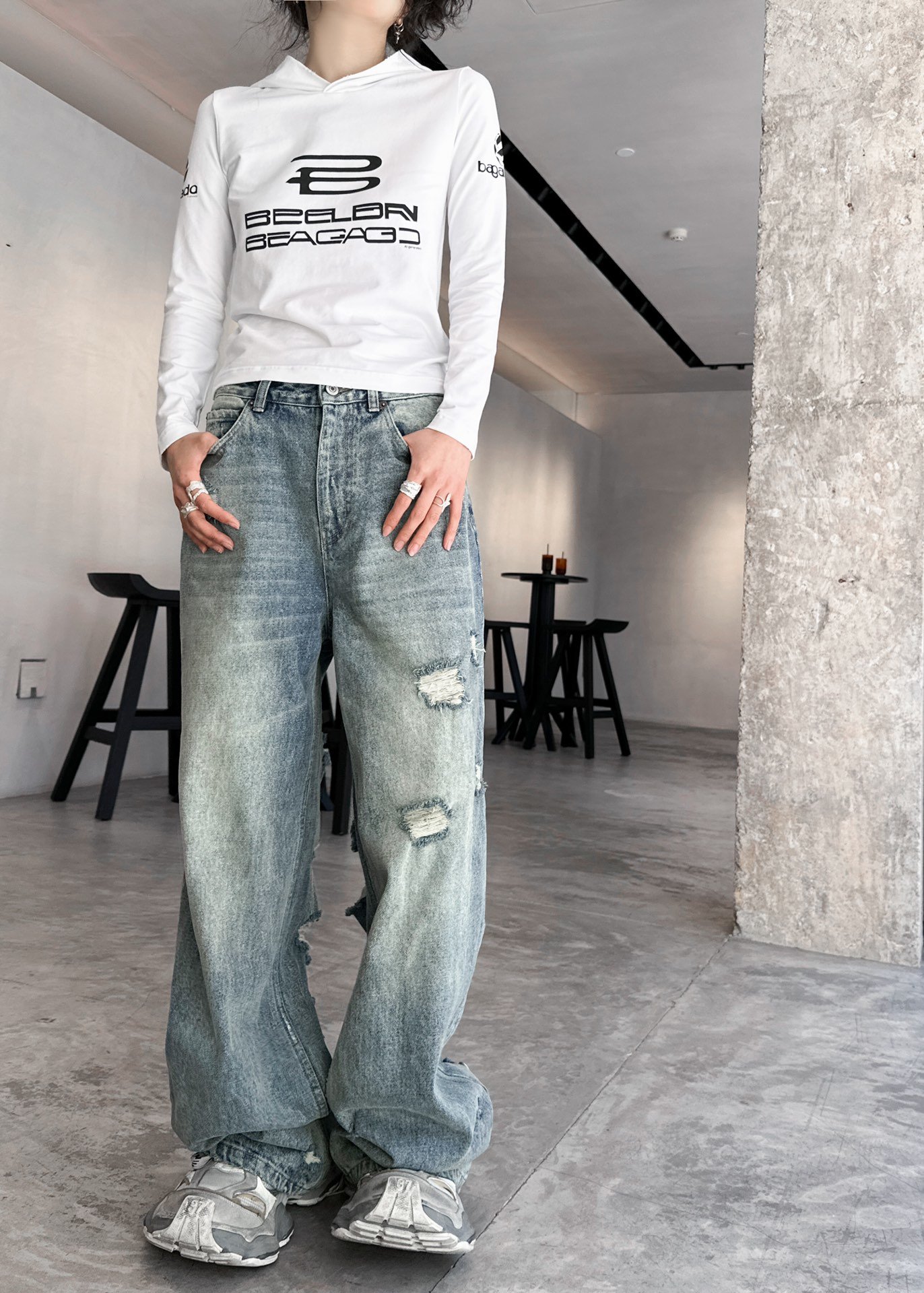 NEW新款牛仔裤纯棉牛仔面料整身做旧水洗蓝色复古时尚背部重度破坏割破设计区别于原版过于夸张的破洞做了调整