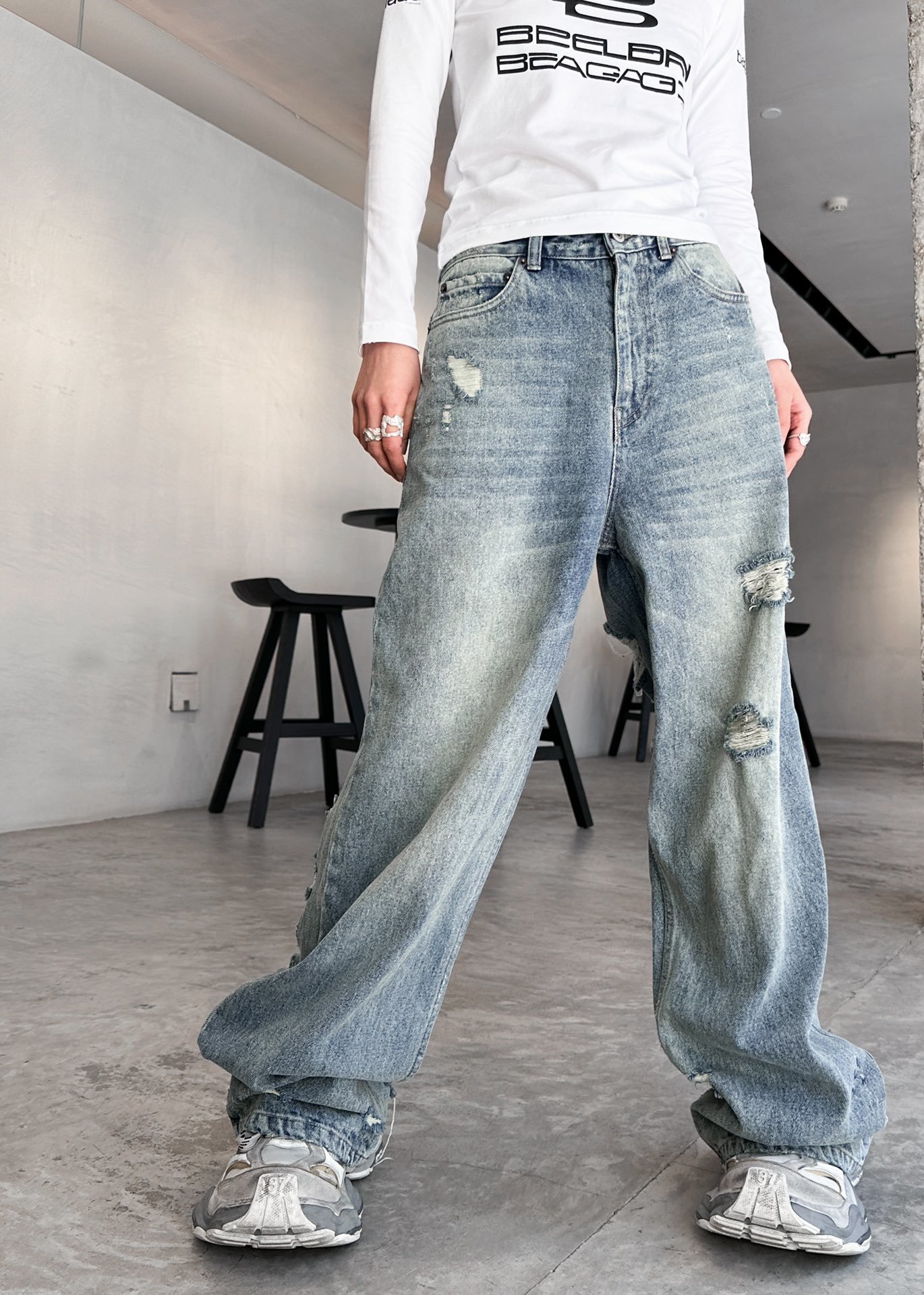NEW新款牛仔裤纯棉牛仔面料整身做旧水洗蓝色复古时尚背部重度破坏割破设计区别于原版过于夸张的破洞做了调整
