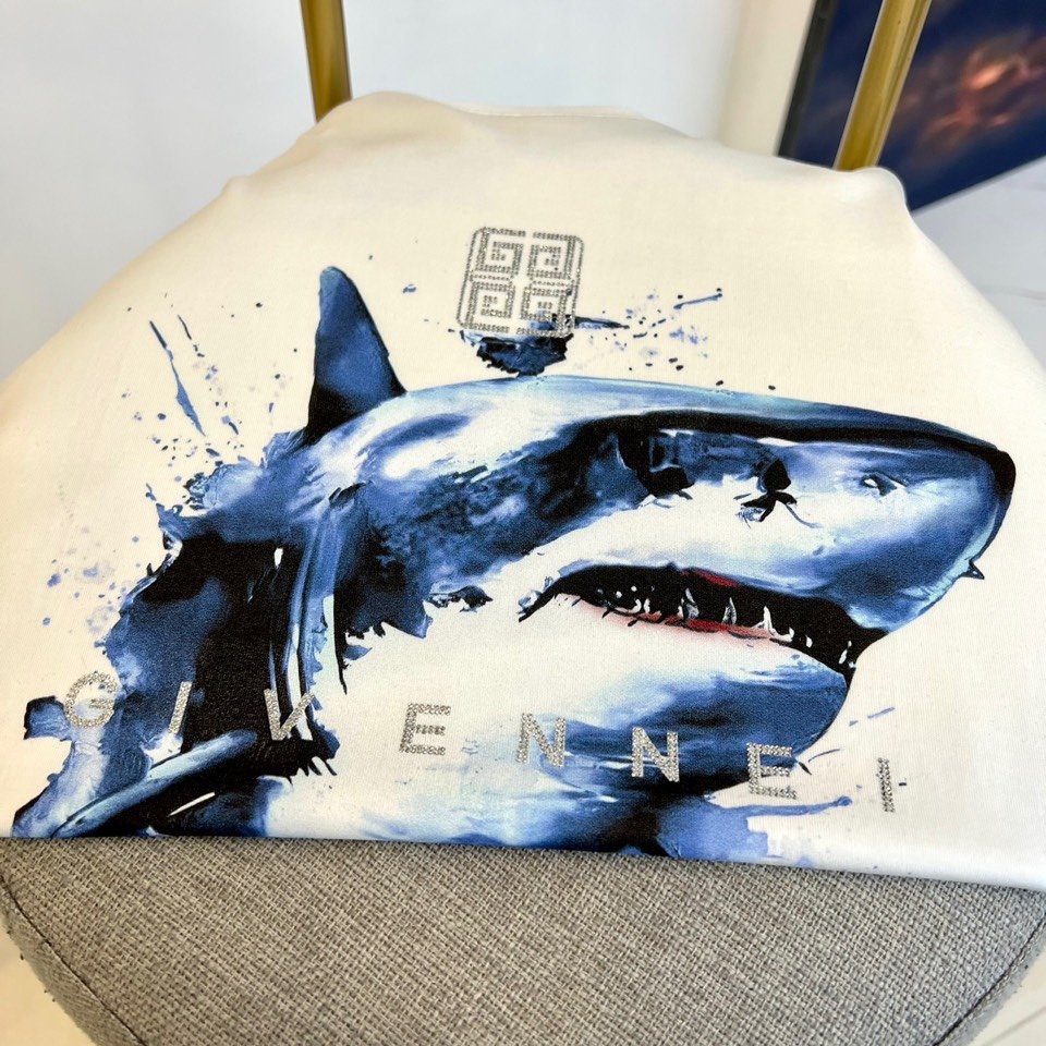 given纪梵希2024ss海洋鲨鱼标识情侣款鲨鱼元素融入品牌新品设计当中无论饰品拉链包包还是服装辅料这