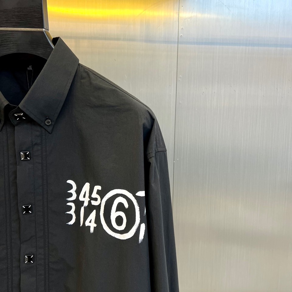 maisonmargielamm6马吉拉logo印花长袖衬衫整体简洁的大h型宽松廓形下摆前短后长的设计形